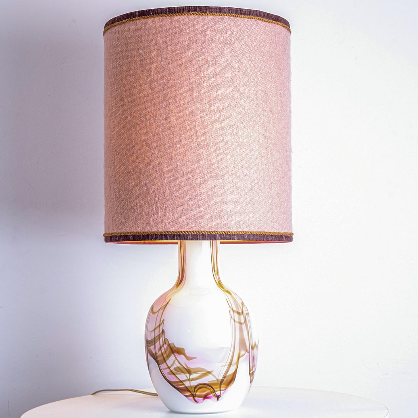 1 of the 2 Holmegaard White and Pink Glass Table Lamps, Dusty Rose Lampshades en venta 5