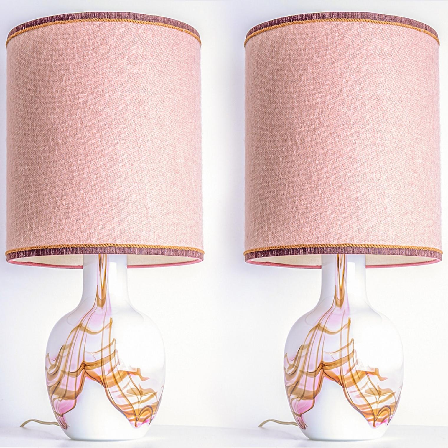 1 der 2 Holmegaard Tischlampen aus weißem und rosafarbenem Glas, Lampenschirme in staubigem Rosa (Moderne der Mitte des Jahrhunderts) im Angebot