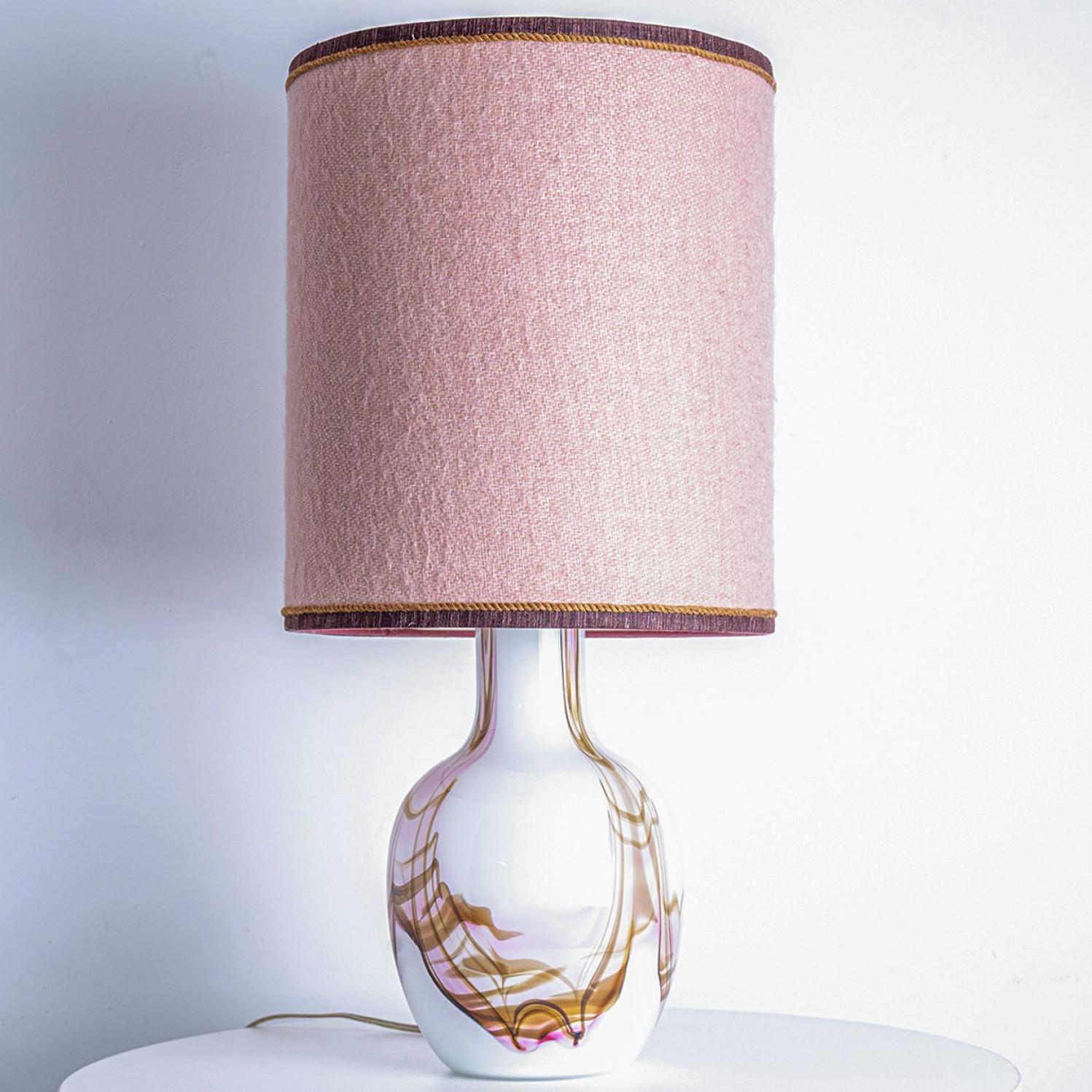 1 der 2 Holmegaard Tischlampen aus weißem und rosafarbenem Glas, Lampenschirme in staubigem Rosa (Französisch) im Angebot