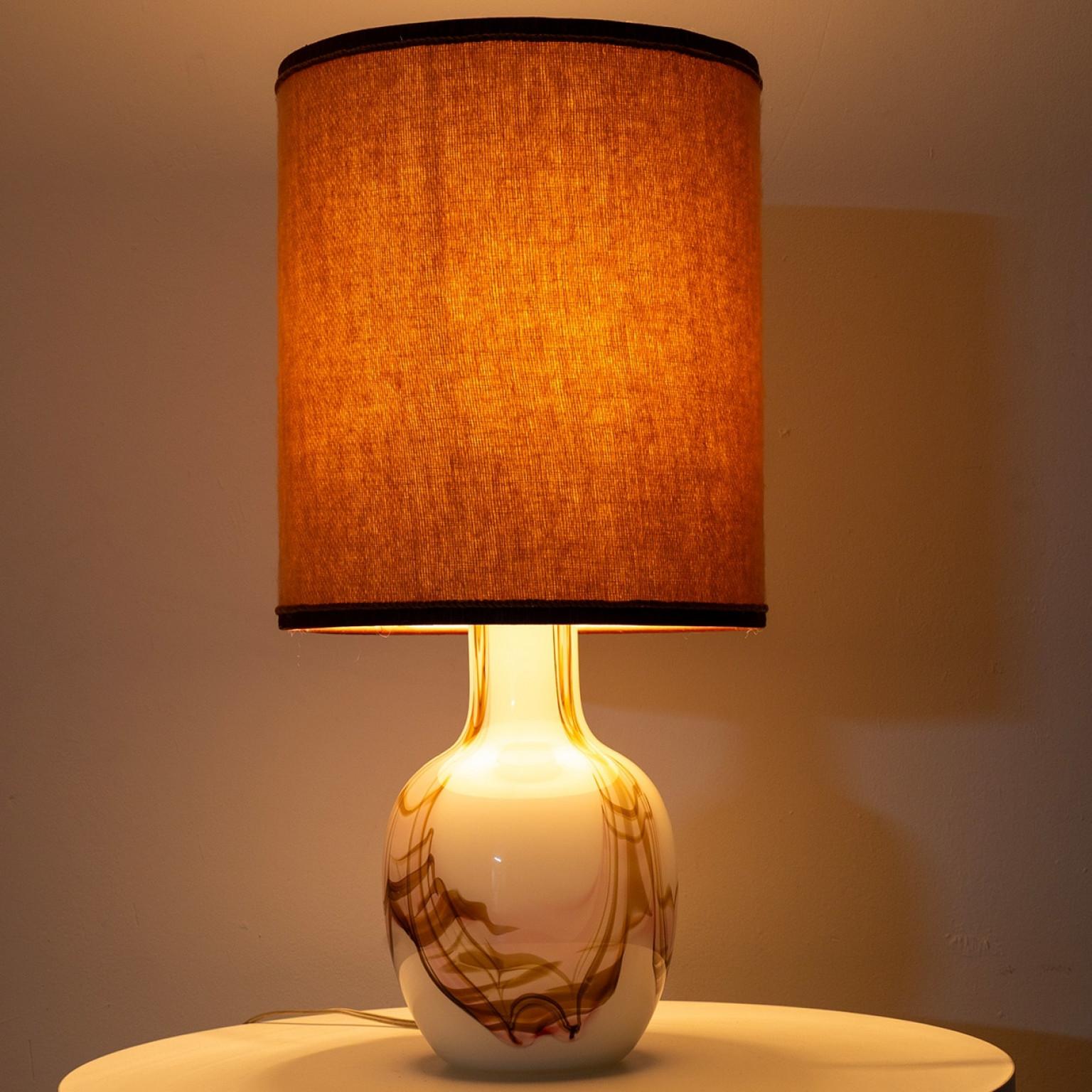 1 of the 2 Holmegaard White and Pink Glass Table Lamps, Dusty Rose Lampshades en Bueno estado para la venta en Rijssen, NL