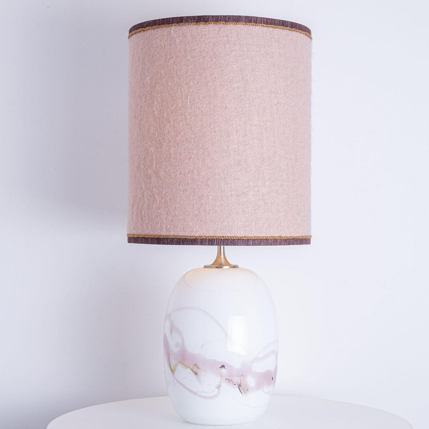 1 der 2 Holmegaard Weiß Rosa Glas Tischlampen, Dusty Rose Custom Lampenschirm im Angebot 2