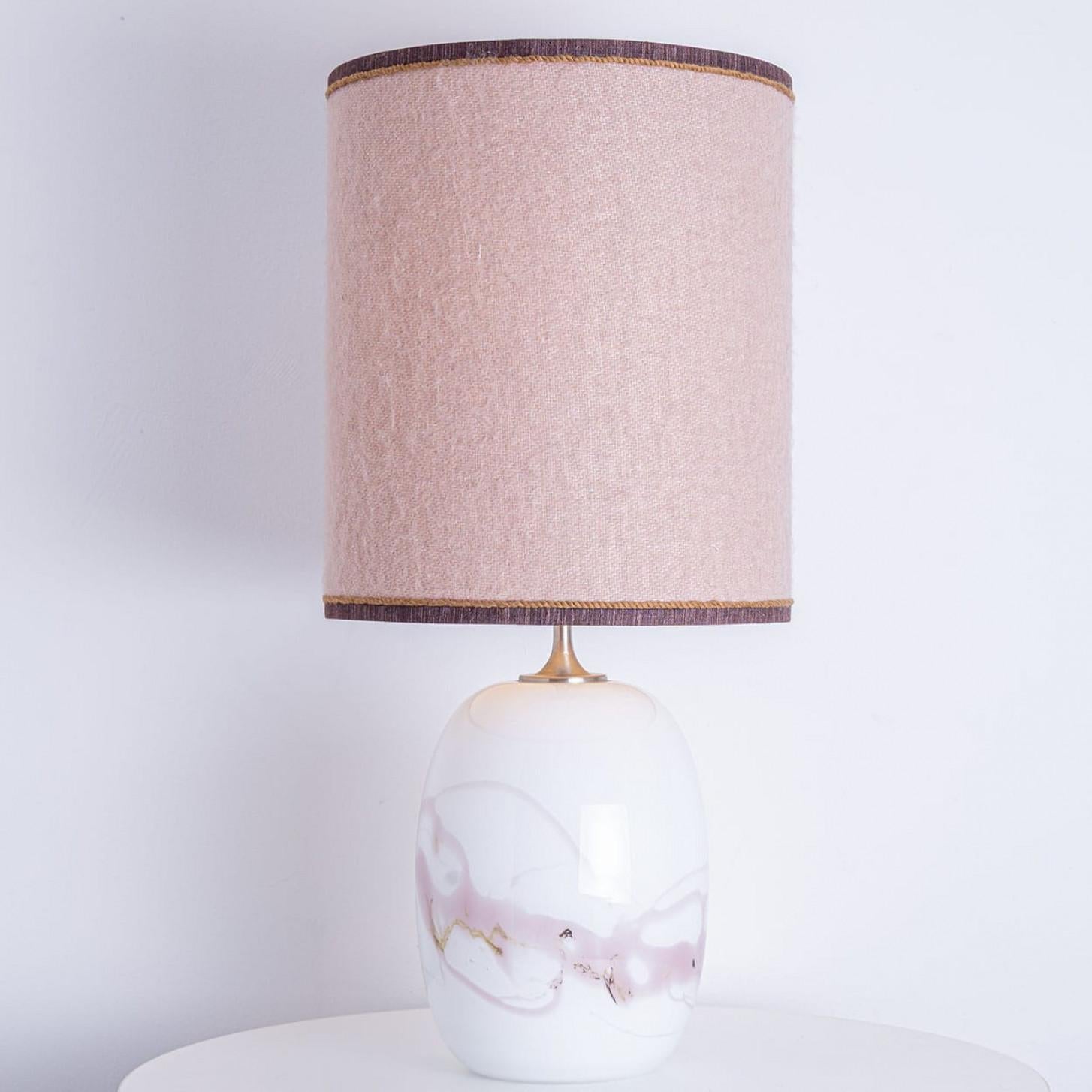 1 der 2 Holmegaard Weiß Rosa Glas Tischlampen, Dusty Rose Custom Lampenschirm im Angebot 2