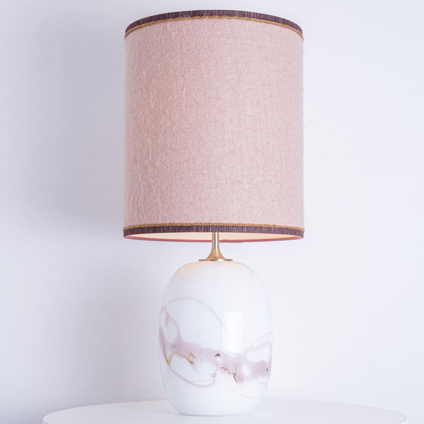 1 der 2 Holmegaard Weiß Rosa Glas Tischlampen, Dusty Rose Custom Lampenschirm im Angebot 4