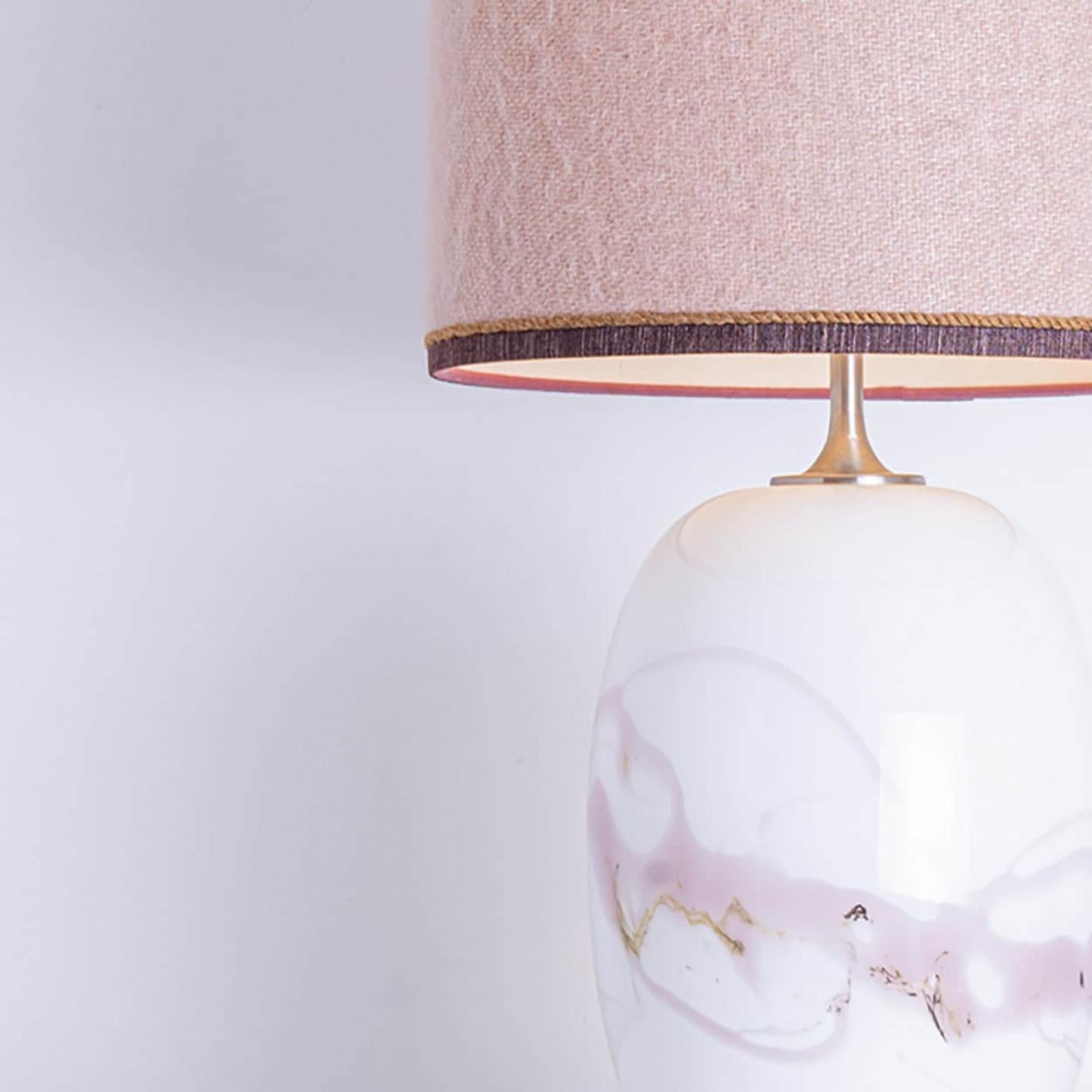 1 der 2 Holmegaard Weiß Rosa Glas Tischlampen, Dusty Rose Custom Lampenschirm (Französisch) im Angebot