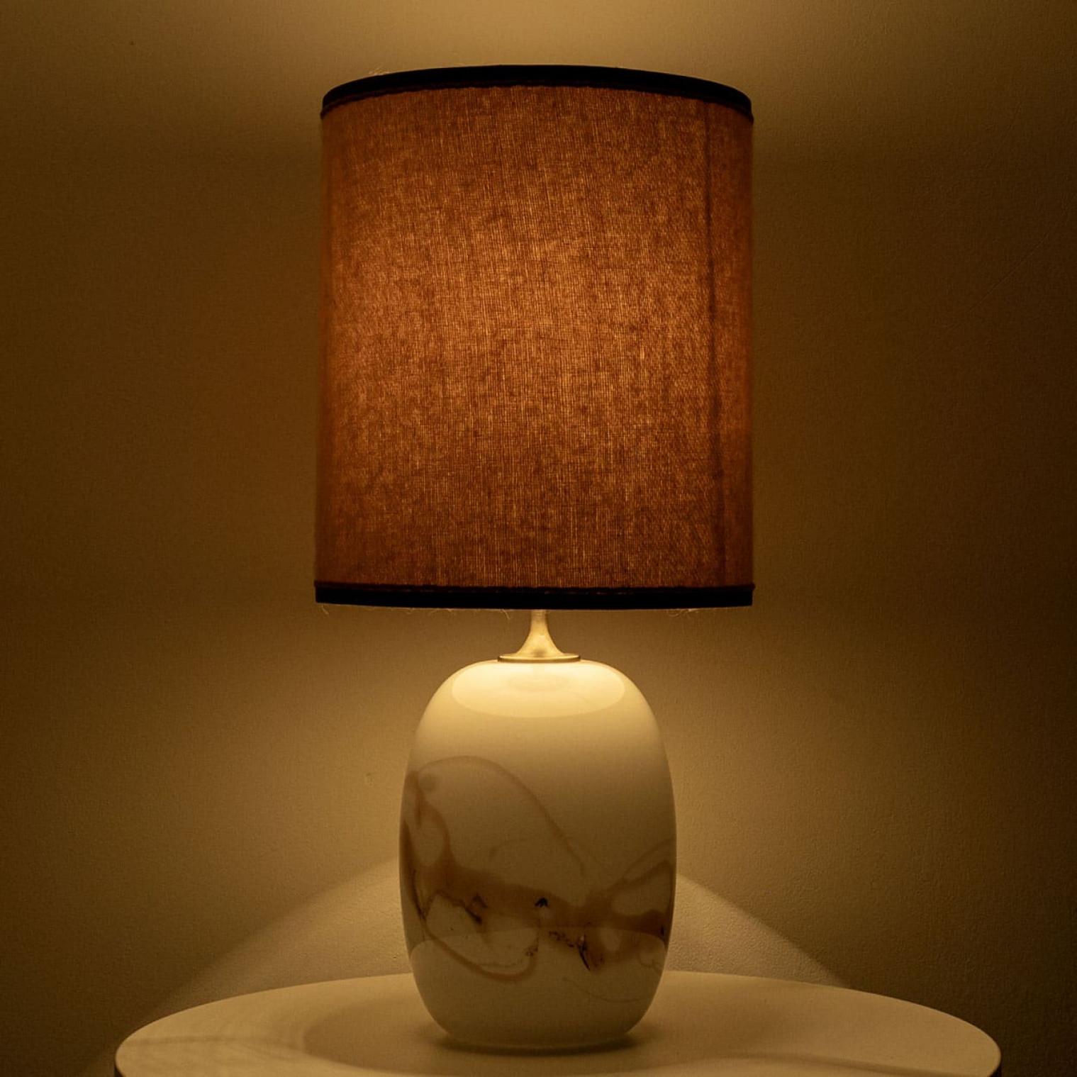 1 der 2 Holmegaard Weiß Rosa Glas Tischlampen, Dusty Rose Custom Lampenschirm im Zustand „Gut“ im Angebot in Rijssen, NL