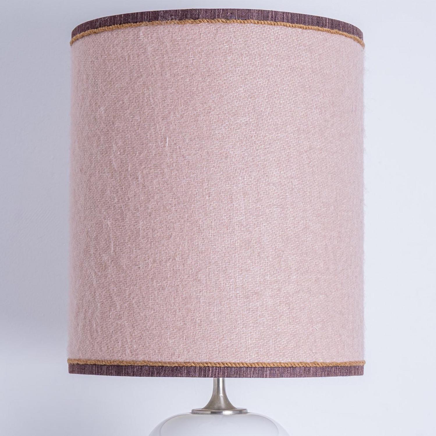 1 der 2 Holmegaard Weiß Rosa Glas Tischlampen, Dusty Rose Custom Lampenschirm (Ende des 20. Jahrhunderts) im Angebot