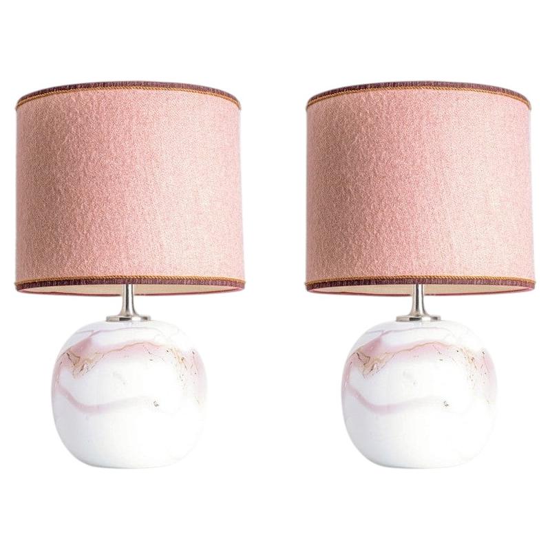 1 des 2 lampes de table en verre blanc et rose de Holmegaard, abat-jour en rose poudré sur mesure