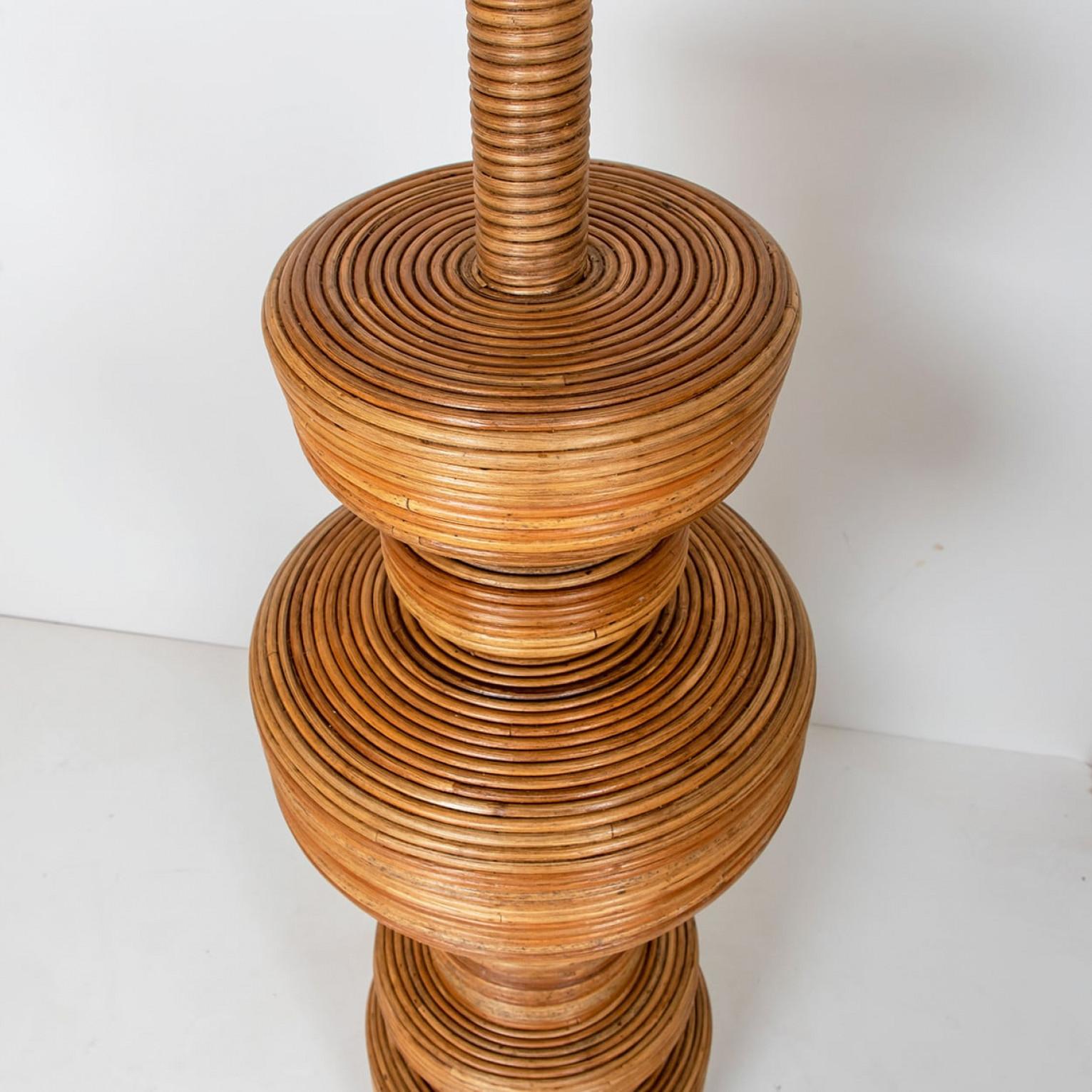 Excepcional lámpara de pie XL de ratán estructurado, diseñada por el artista holandés René Houben.

El pie de lámpara escultural contemporáneo de ratán está rematado por una pantalla de lino tejido a mano.

Una auténtica obra de arte. ¡Diseño