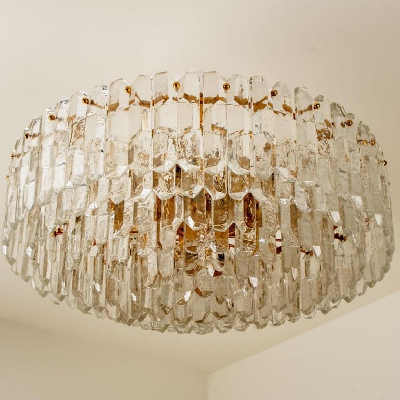 1 dei 2 lampadari 'Palazzo' in ottone dorato e vetro trasparente brillante di J.T. Kalmar, Vienna, Austria, prodotto nel 1970 circa (fine anni '60 e inizio anni '70). H. H. Splendido artigianato del XX secolo. Etichettati e documentati nei cataloghi
