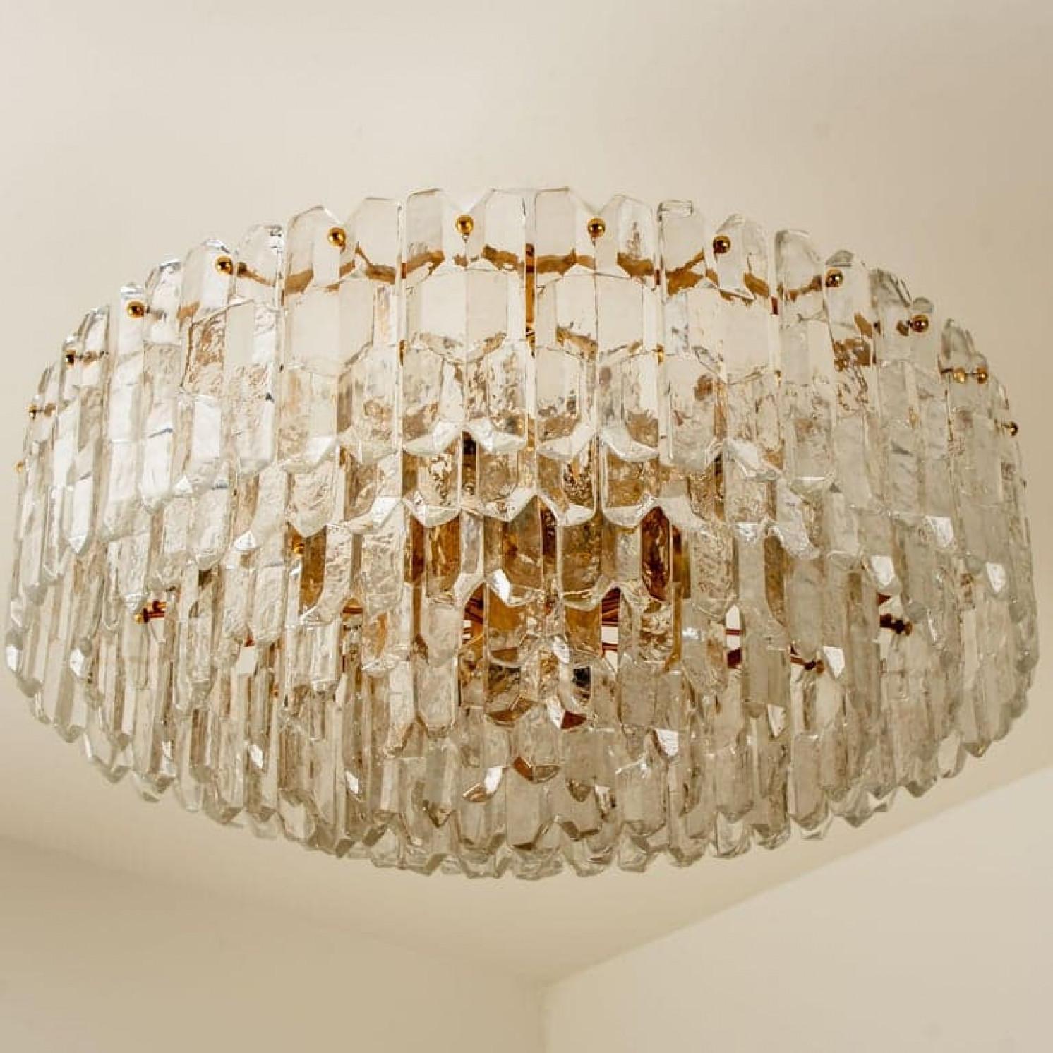 1 dei 2 lampadari 'Palazzo' in ottone dorato e vetro trasparente brillante di J.T. Kalmar, Vienna, Austria, prodotto nel 1970 circa (fine anni '60 e inizio anni '70). H. H. Splendido artigianato del XX secolo. Etichettato e documentato nei cataloghi