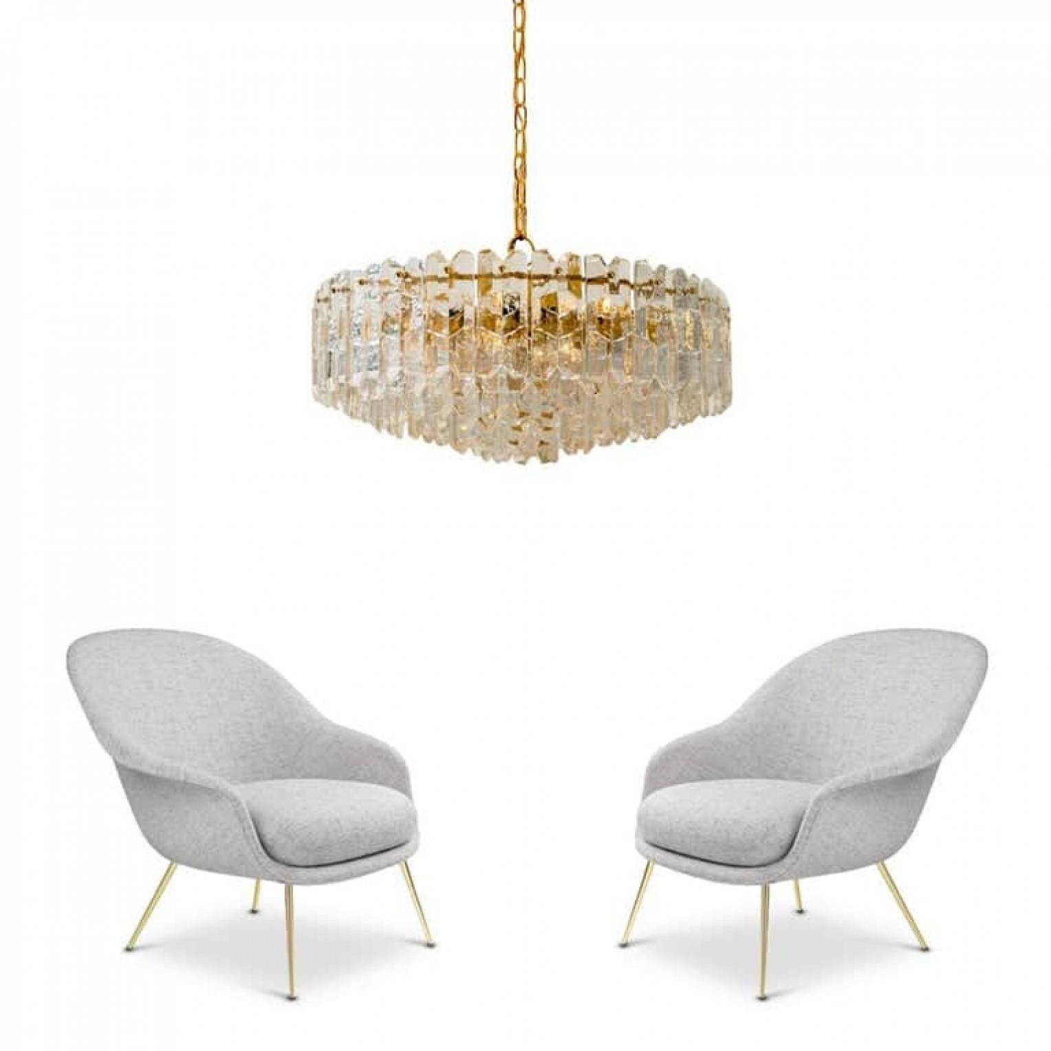 Mid-Century moderno 1 dei 2 enormi lampadari Kalmar 'Palazzo', vetro dorato in ottone, Austria, anni '70 in vendita