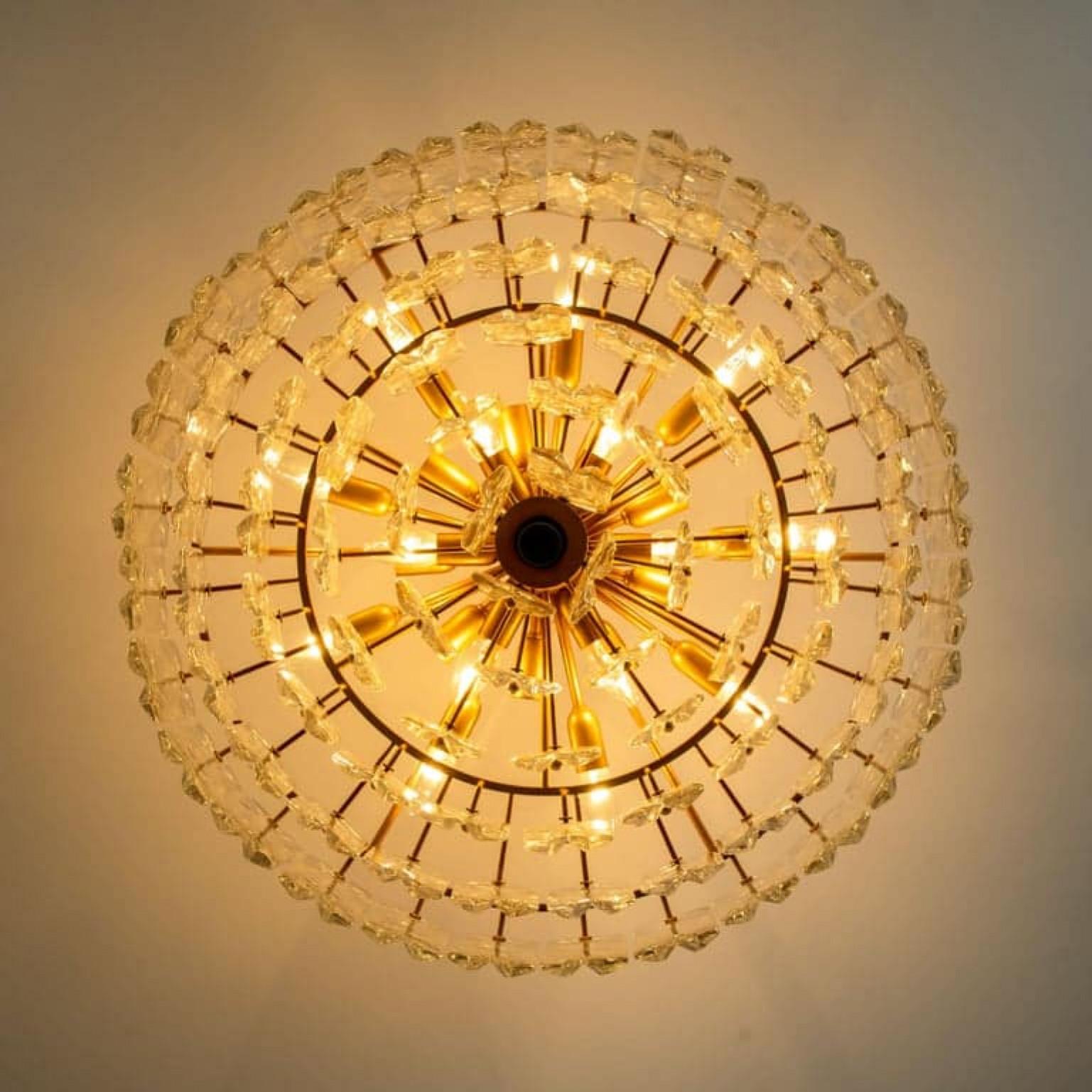 Autrichien 1 des 2 grands lustres Kalmar « Palazzo » en verre et laiton doré, Autriche, 1970 en vente
