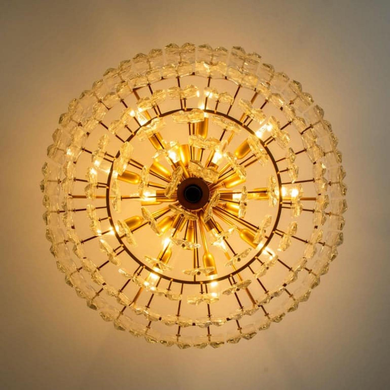 1 of the 2 Huge Kalmar Chandeliers 'Palazzo', Gilded Brass Glass, Austria, 1970s Austríaco en venta