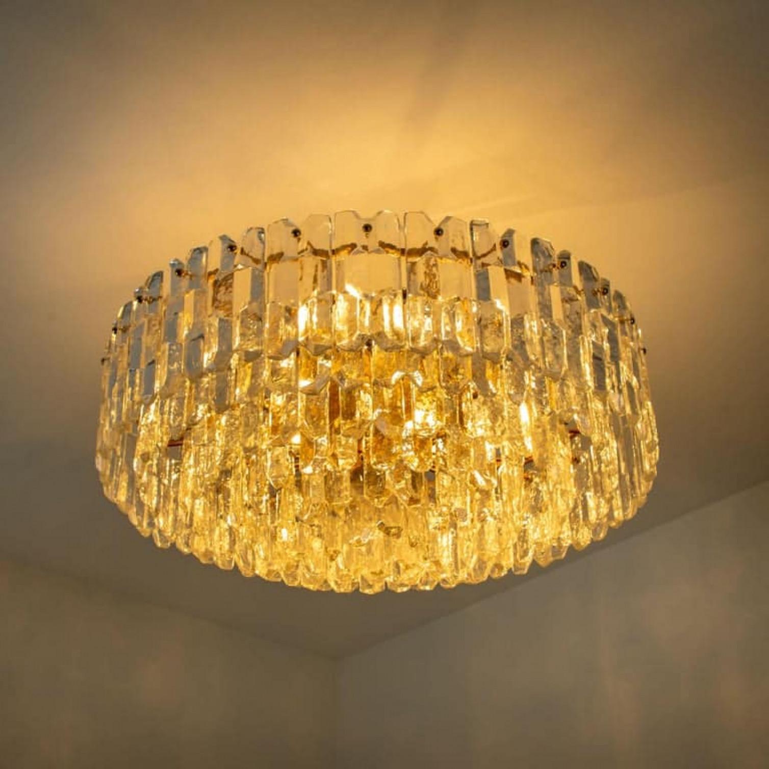 Dorato 1 dei 2 enormi lampadari Kalmar 'Palazzo', vetro dorato in ottone, Austria, anni '70 in vendita