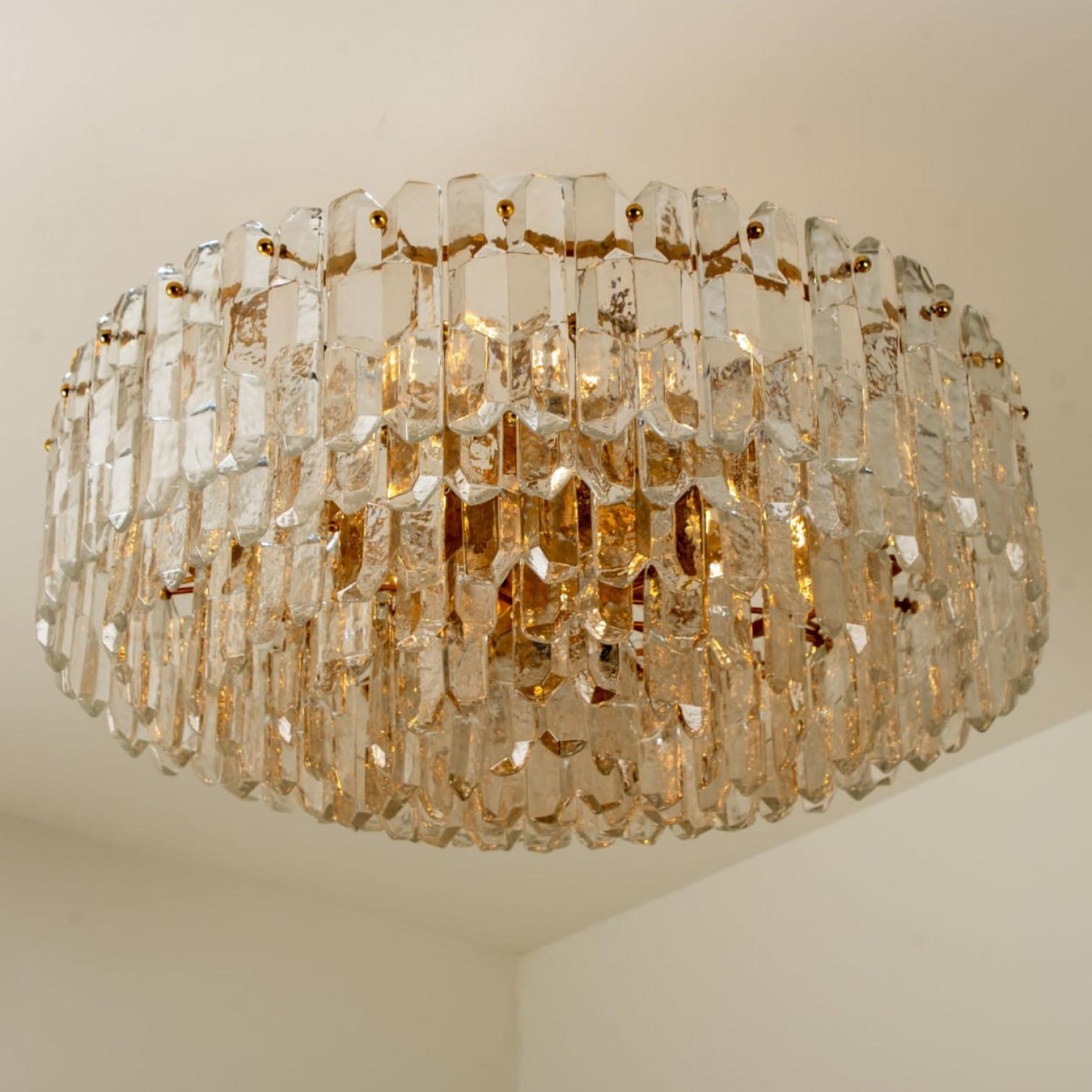 1 dei 2 enormi lampadari Kalmar 'Palazzo', vetro dorato in ottone, Austria, anni '70 In condizioni buone in vendita a Rijssen, NL