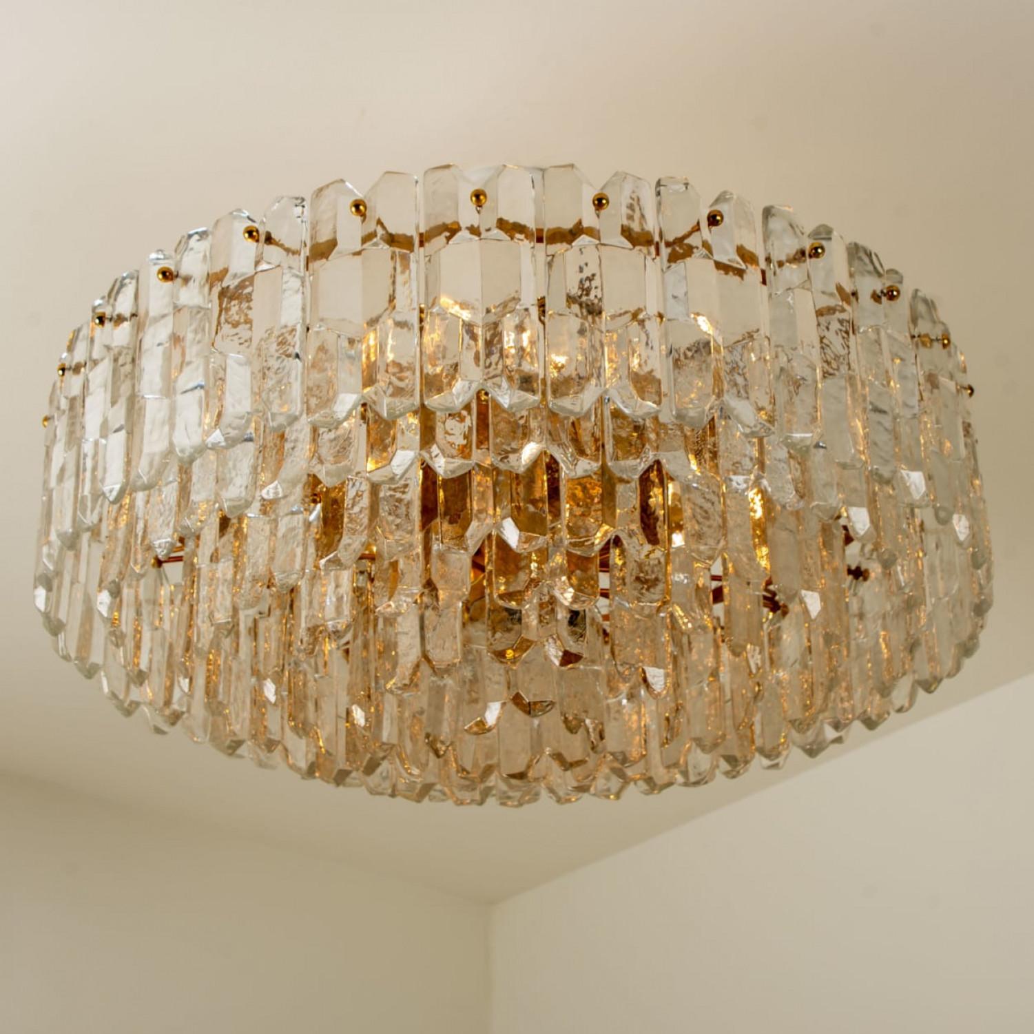 1 of the 2 Huge Kalmar Chandeliers 'Palazzo', Gilded Brass Glass, Austria, 1970s en Bueno estado para la venta en Rijssen, NL