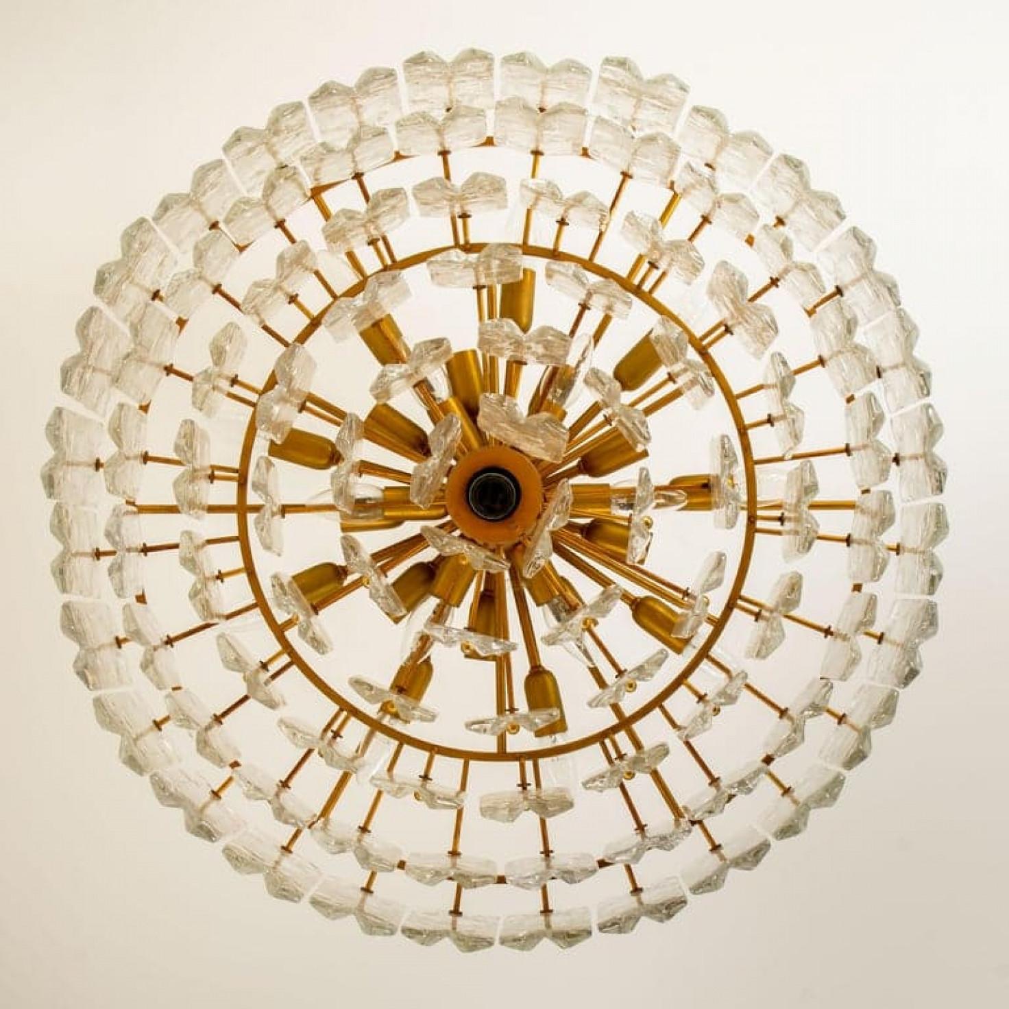 XX secolo 1 dei 2 enormi lampadari Kalmar 'Palazzo', vetro dorato in ottone, Austria, anni '70 in vendita