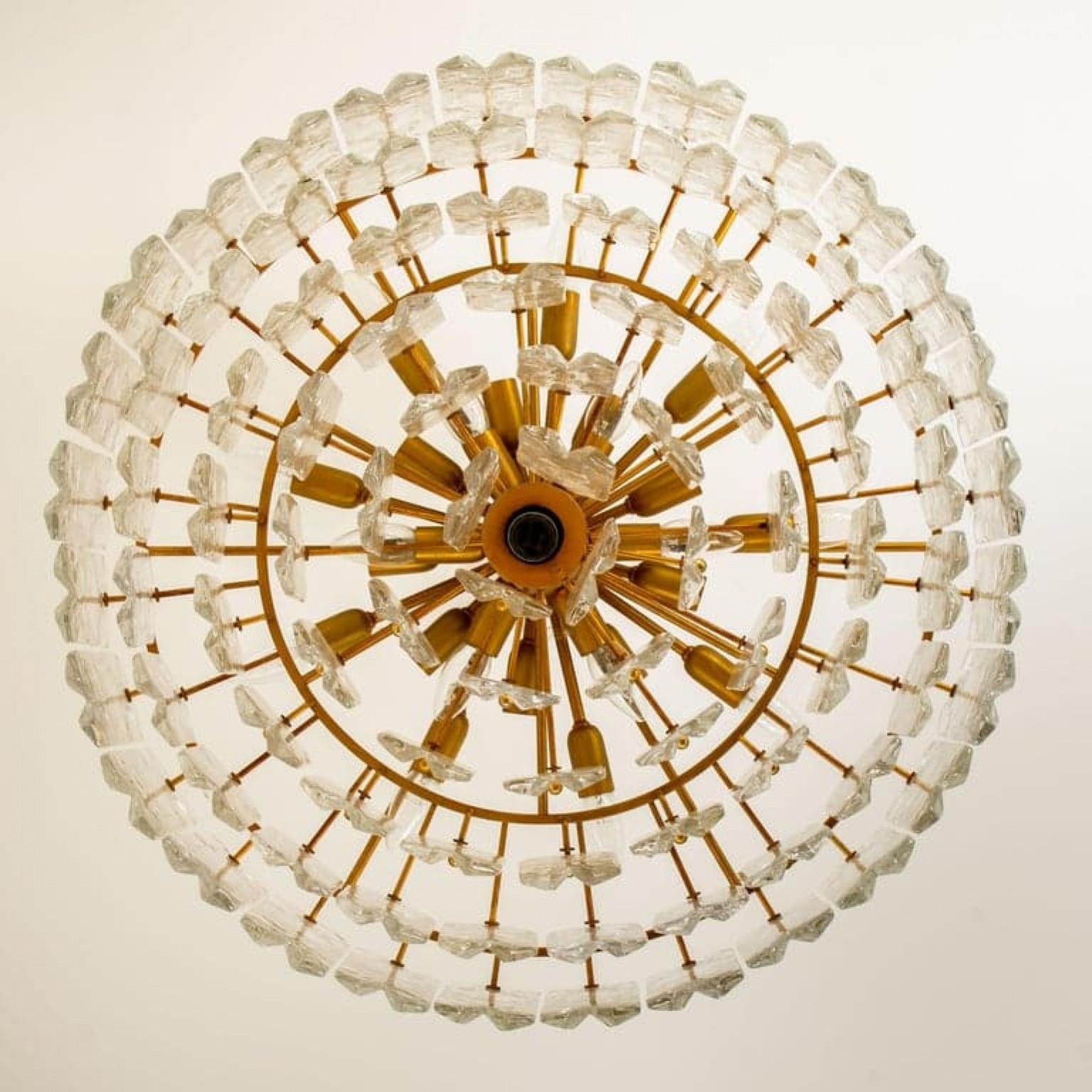 1 of the 2 Huge Kalmar Chandeliers 'Palazzo', Gilded Brass Glass, Austria, 1970s siglo XX en venta