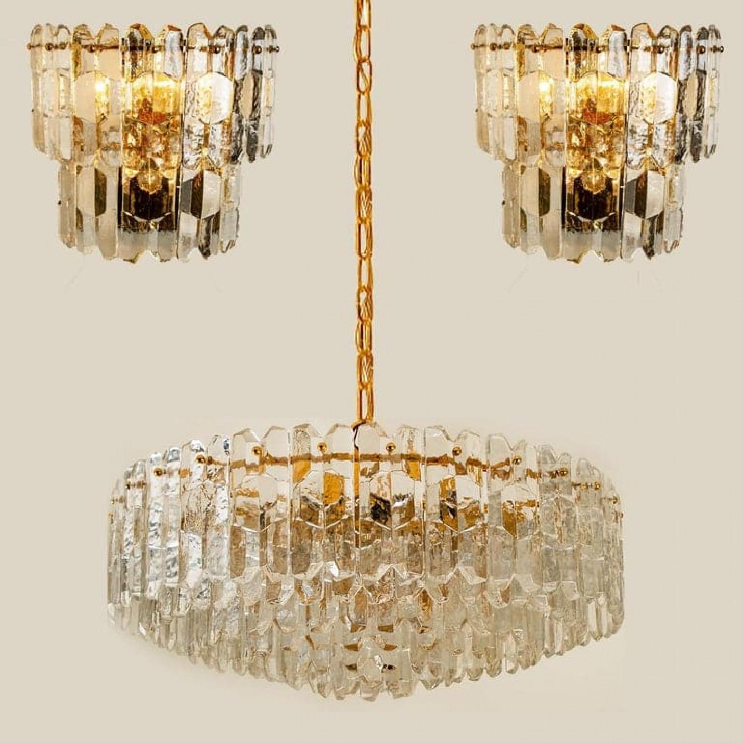 Ottone 1 dei 2 enormi lampadari Kalmar 'Palazzo', vetro dorato in ottone, Austria, anni '70 in vendita