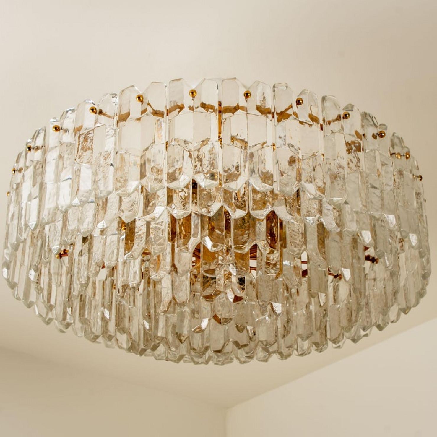 1 of the 2 exquisite 24-carat gold-plated brass and clear brilliant glass 'Palazzo' light fixture by J.T. Kalmar, Vienna, Austria, manufactured in circa 1970 (late 1960s and early 1970s). H high end piece. Beautiful craftsmanship from the 20th