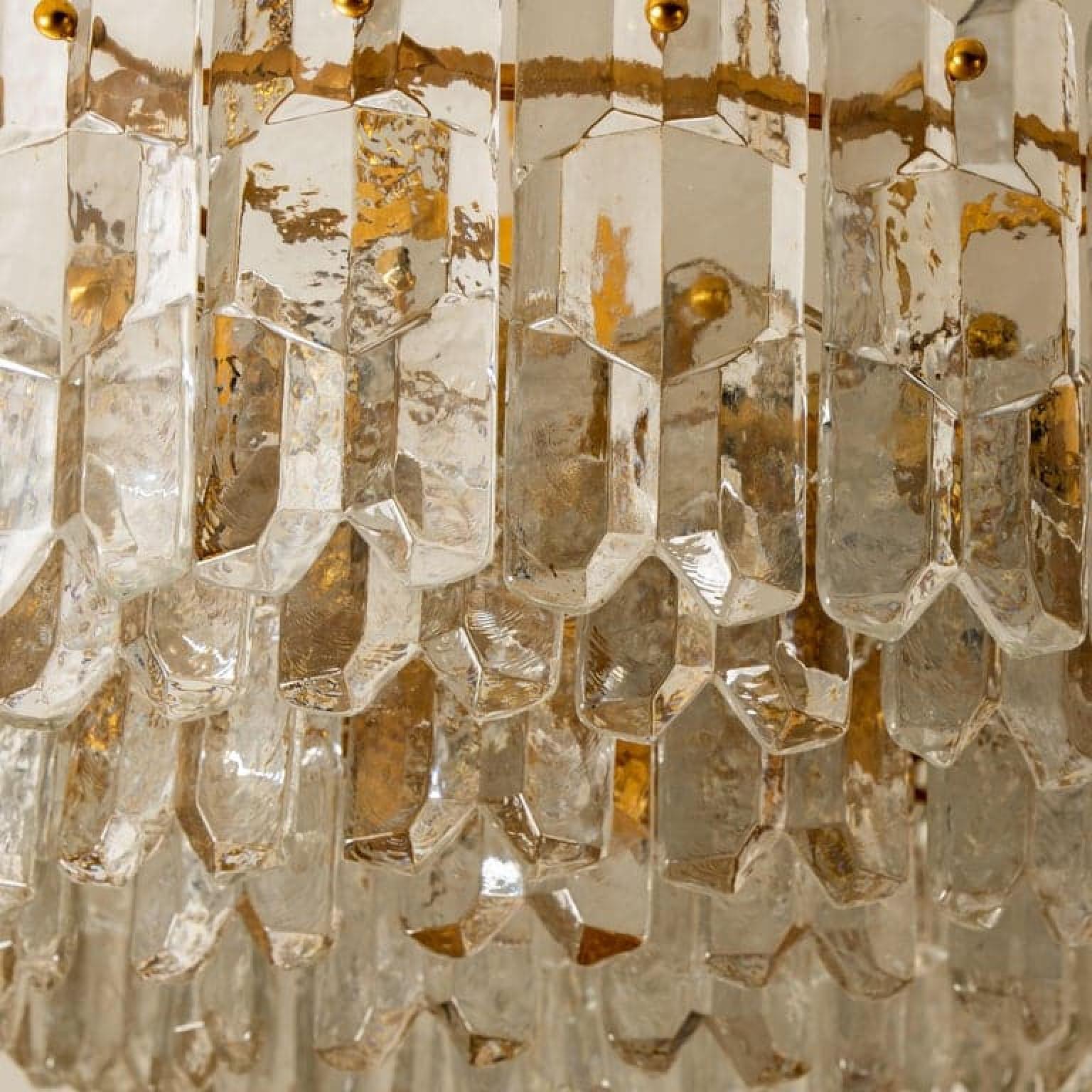 Allemand 1 des 2 grands lustres Kalmar « Palazzo » en verre et laiton doré, Autriche, 1970 en vente