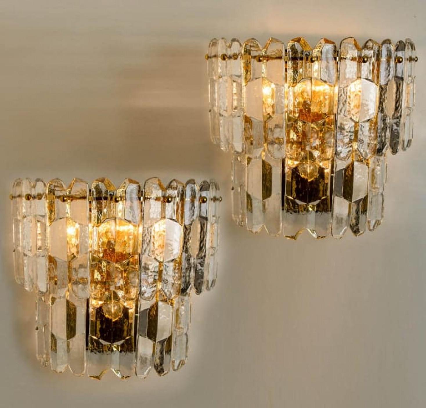 Doré 1 des 2 grands lustres Kalmar « Palazzo » en verre et laiton doré, Autriche, 1970 en vente