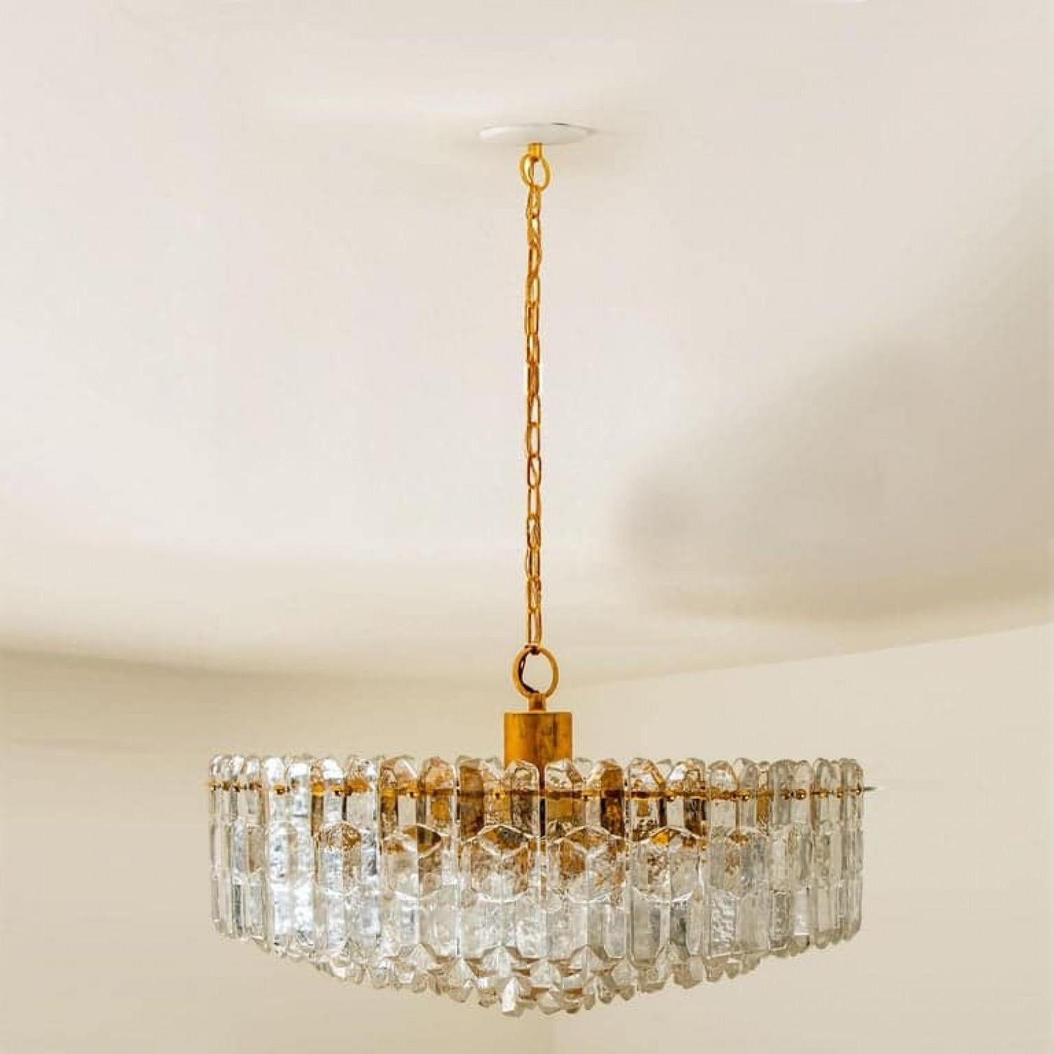 1 des 2 grands lustres Kalmar « Palazzo » en verre et laiton doré, Autriche, 1970 Bon état - En vente à Rijssen, NL