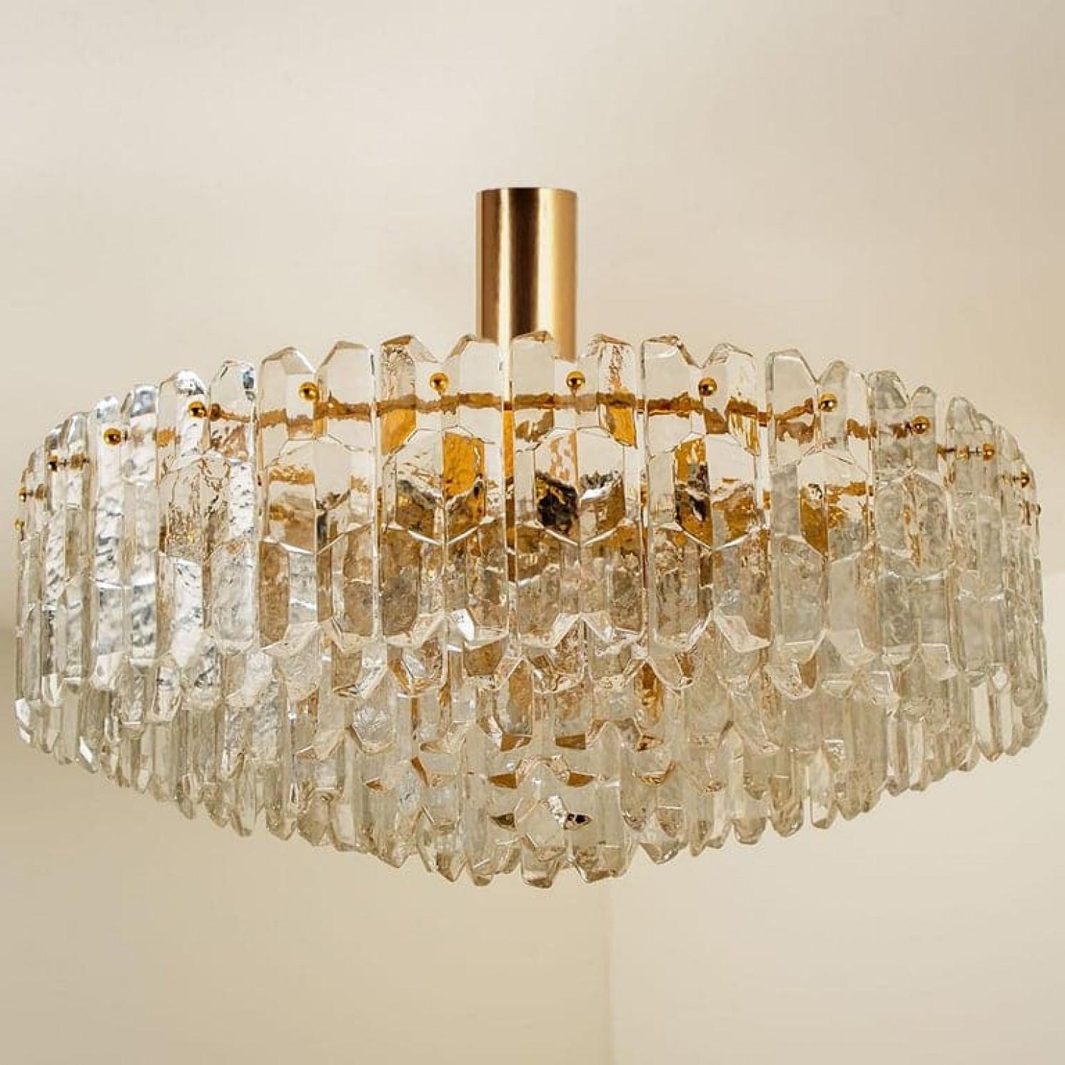 1 des 2 grands lustres Kalmar « Palazzo » en verre et laiton doré, Autriche, 1970 Bon état - En vente à Rijssen, NL