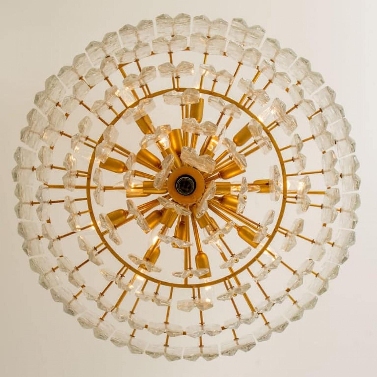 20ième siècle 1 des 2 grands lustres Kalmar « Palazzo » en verre et laiton doré, Autriche, 1970 en vente