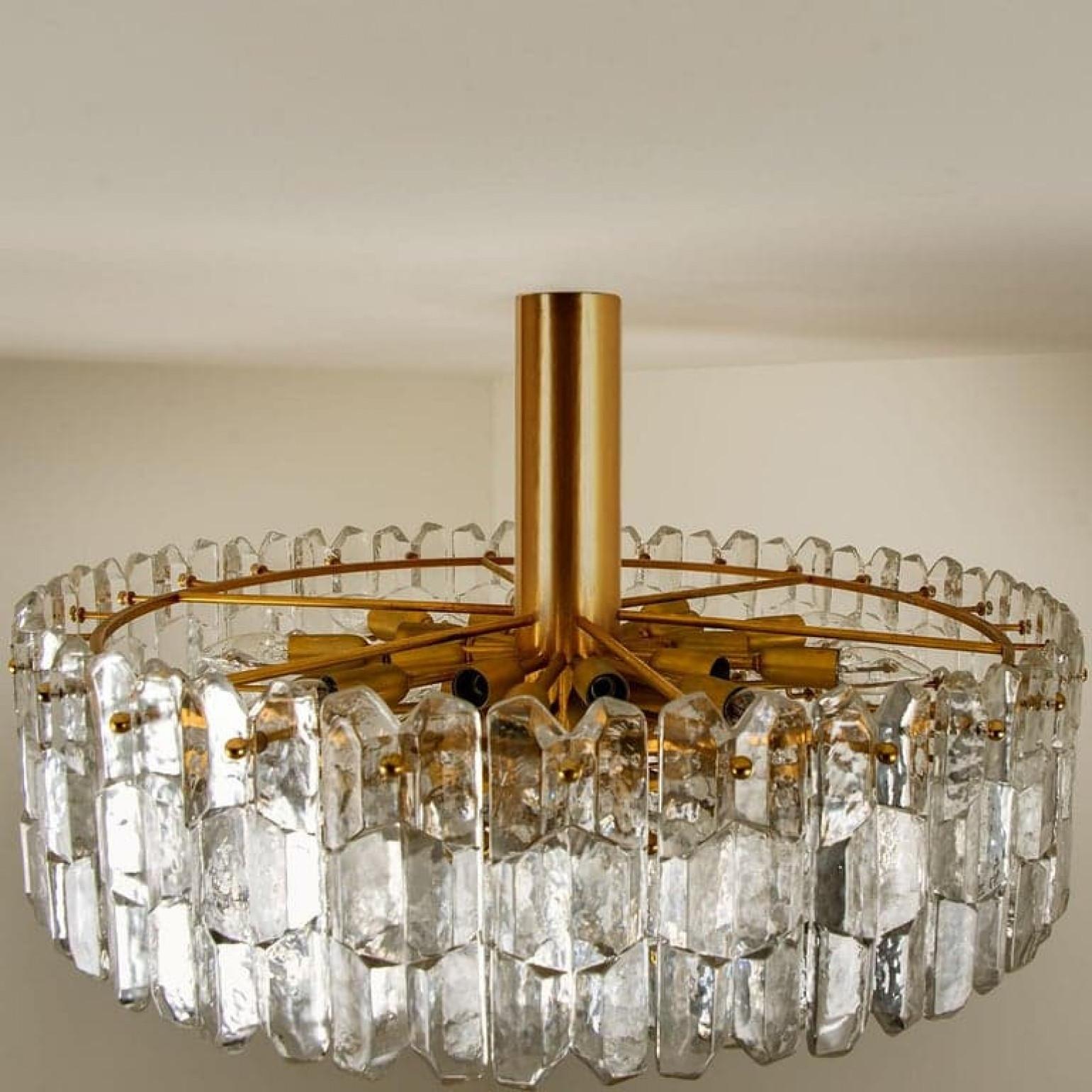 Laiton 1 des 2 grands lustres Kalmar « Palazzo » en verre et laiton doré, Autriche, 1970 en vente