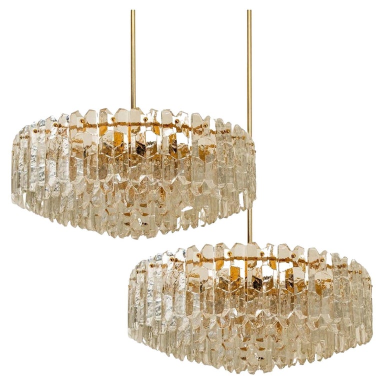 1 des 2 grands lustres Kalmar « Palazzo » en verre et laiton doré ...