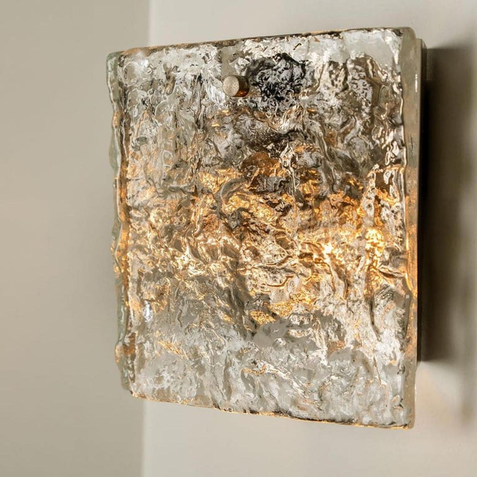 1 der 2 Wandlampen von J. T. Kalmar, Modell: Karlstein, Wien, um 1960. Mit 2 reliefartigen Kristallgläsern (Dispersionsglas). Mit einer vernickelten Rückwand. Leuchtet wunderschön.

Der Preis gilt für ein Stück. 2 Stück verfügbar.

Gereinigt und gut
