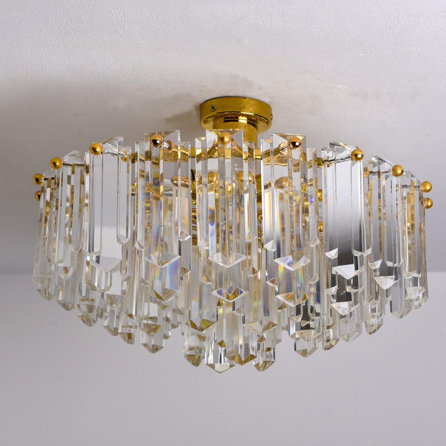 1 des 2 Magnifiques luminaires en laiton et verre clair brillant par J.T. Kalmar, Vienne, Autriche, fabriqué vers 1970 (fin des années 1960 et début des années 1970). Pièce haut de gamme. Bel artisanat du 20e siècle.

Trois couches de grands verres