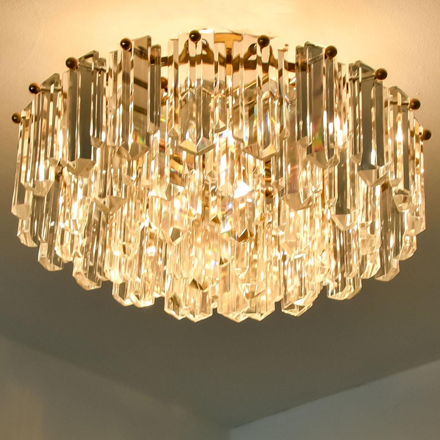 1 de los 2 empotrables Kalmar, cristal de latón dorado, Austria, 1970 en Bueno estado para la venta en Rijssen, NL