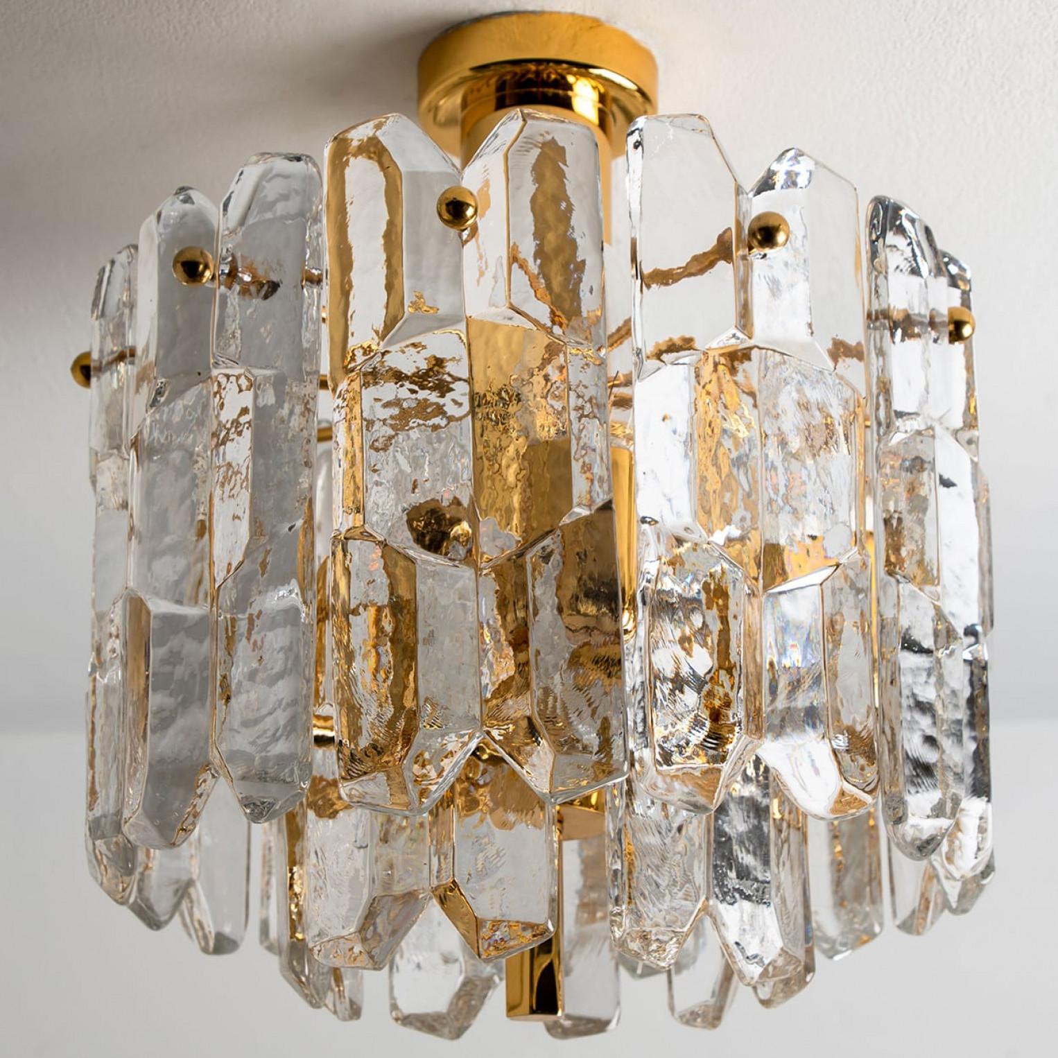 Mid-Century Modern 1 des 2 plafonniers Kalmar « Palazzo » en laiton et verre, Autriche, 1970 en vente