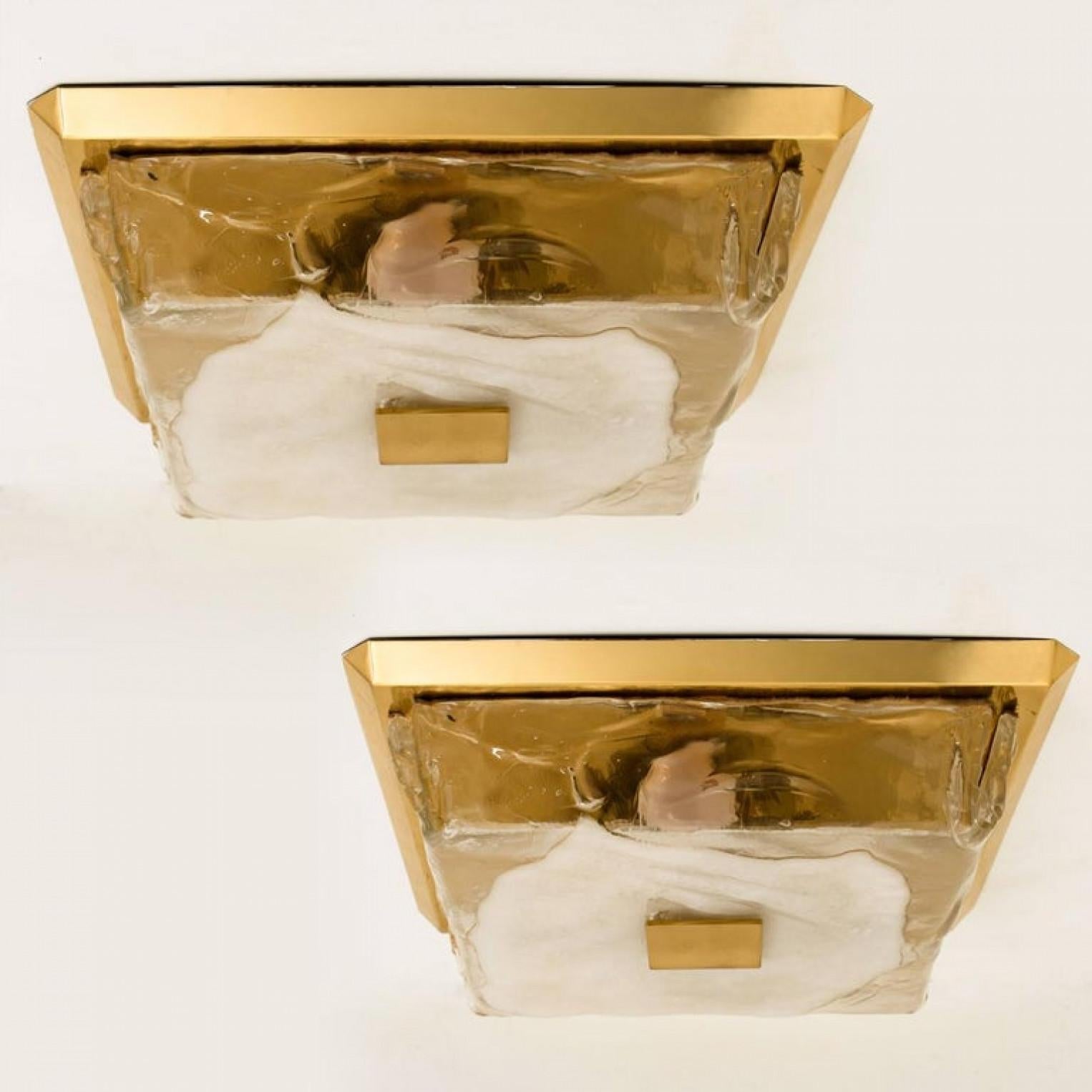 1 of the 2 high-end square flush mount ceiling light with brass back plate and hand blown Murano glass in ice melted shape by Kalmar, Austria, 1960s. High quality of materials. Illuminates beautifully.

Good condition. Each flush mount requires 4 x