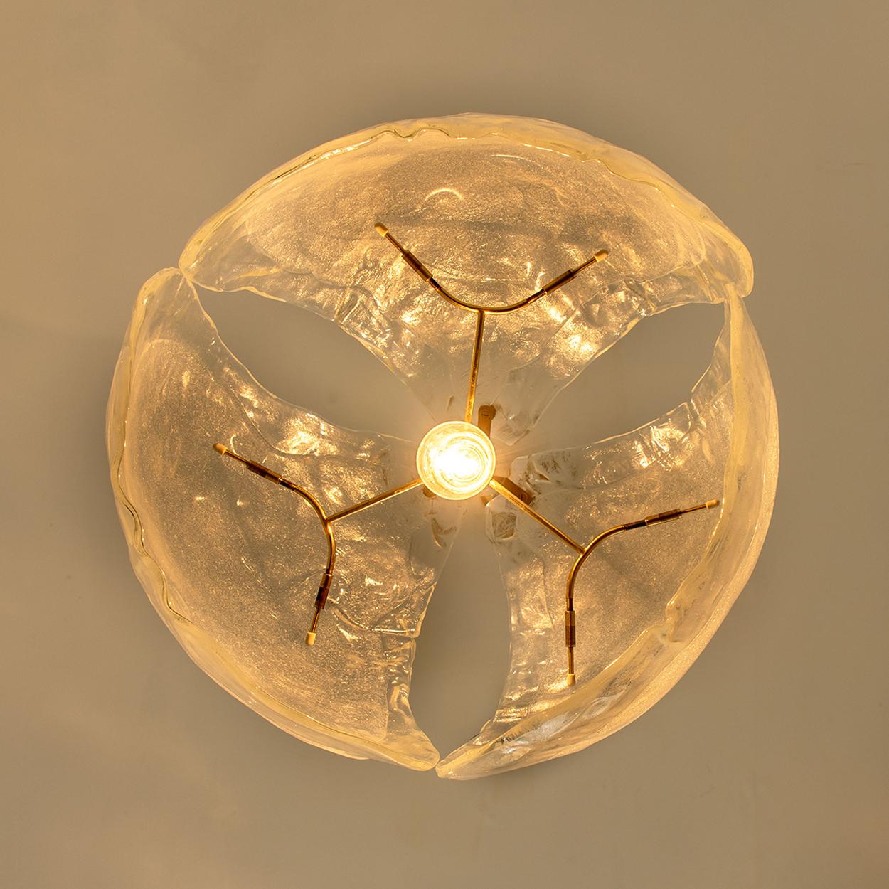 1 of the 2 Kalmar Style Pendant Lights, Clear Glass and Brass, 1970s In Good Condition For Sale In Rijssen, NL