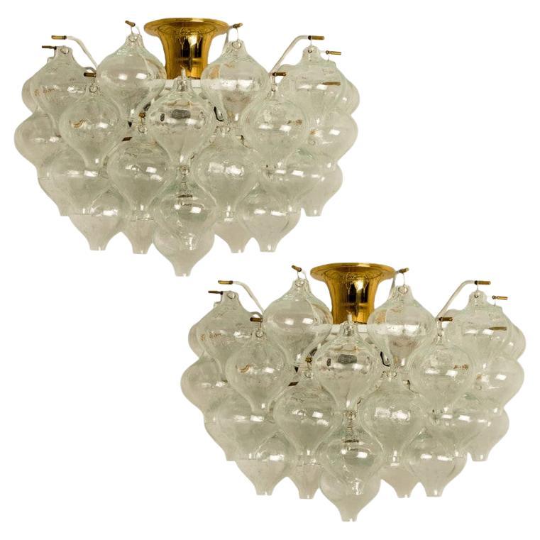 1 des 2 luminaires en verre clair Kalmar 
Tulipan
, Autriche, années 1960