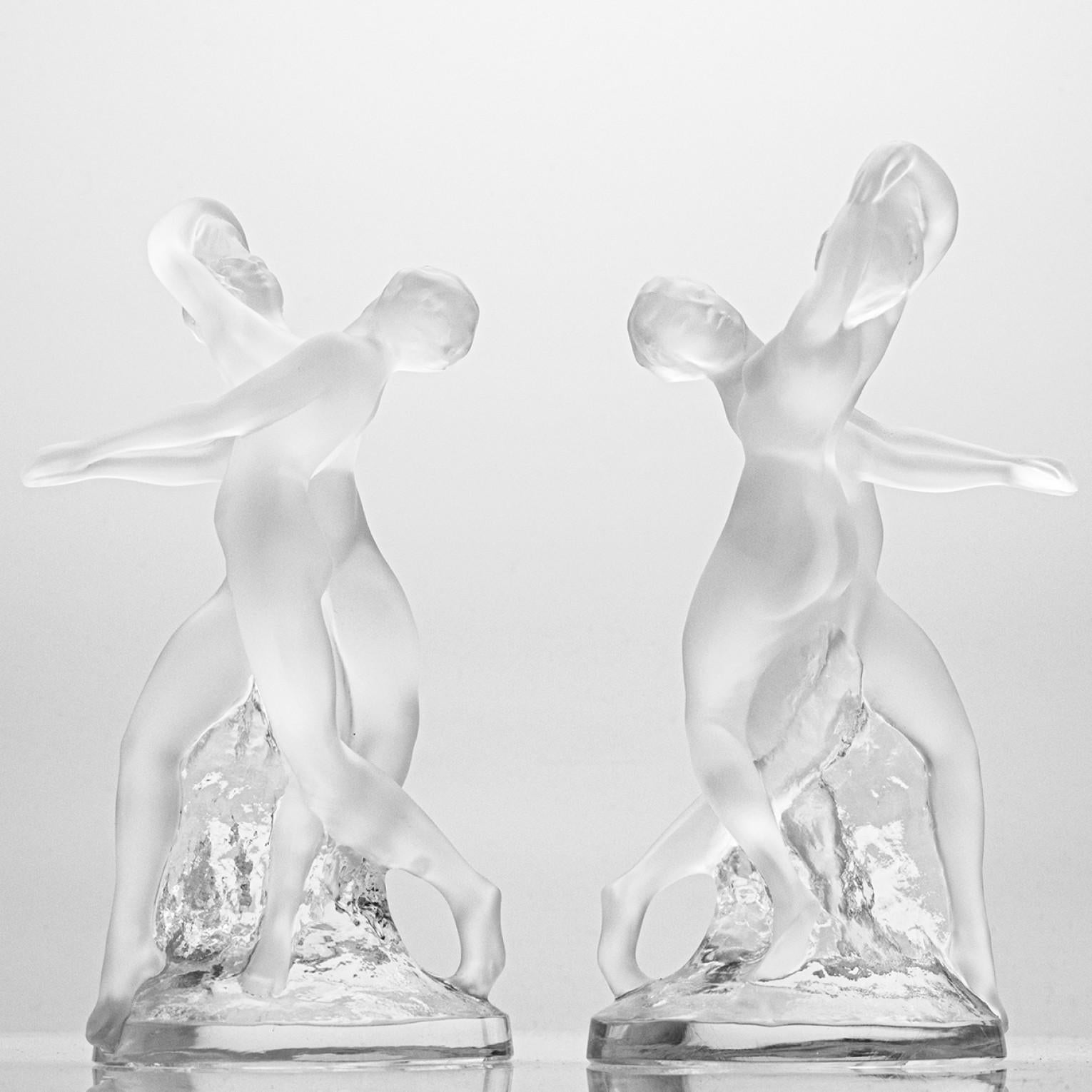 Il lusso al suo massimo, un oggetto da collezione realizzato da Lalique in Francia. Questi due pezzi di alta gamma sono realizzati da Lalique.

La statuetta Deux Danseuses di Lalique è una scultura in cristallo che raffigura due ballerine nude.

Si