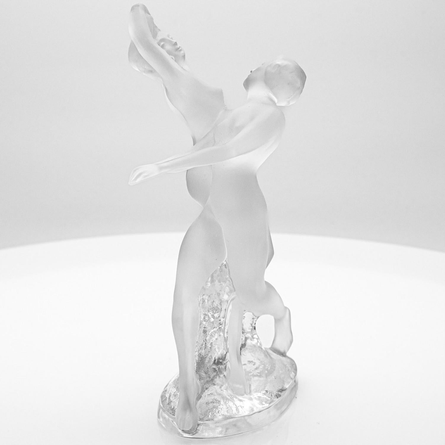 Metà XX secolo 1 dei 2 cristalli Lalique firmati Dance Duo, Francia in vendita