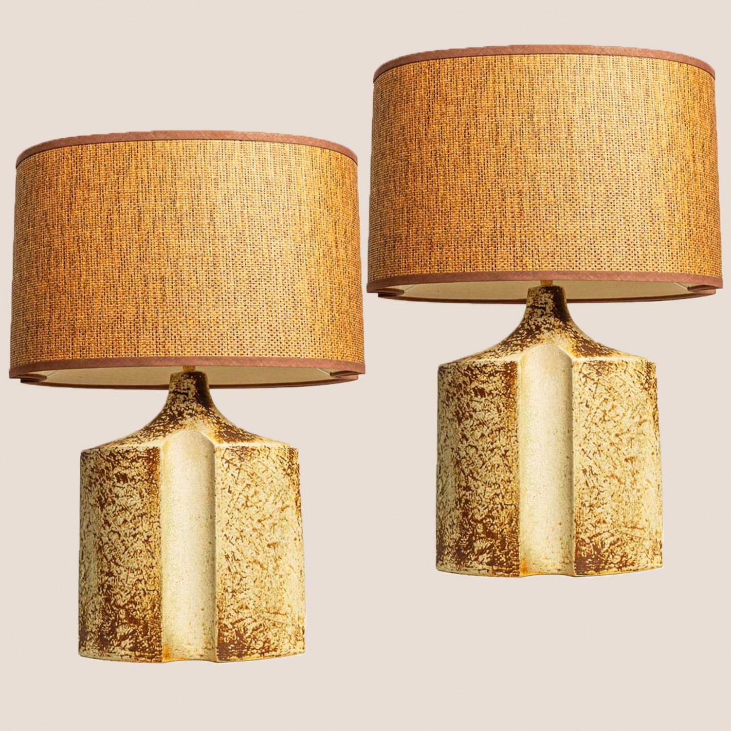 Schöne Keramik-Tischlampe von Haico Nietzsche für Soholm, Dänemark 1960er Jahre. Kombiniert mit einem individuellen Lampenschirm.

Der beigefarbene Keramiksockel hat eine subtile konkave Form, die sich im Lampenschirm widerspiegelt, so dass sie