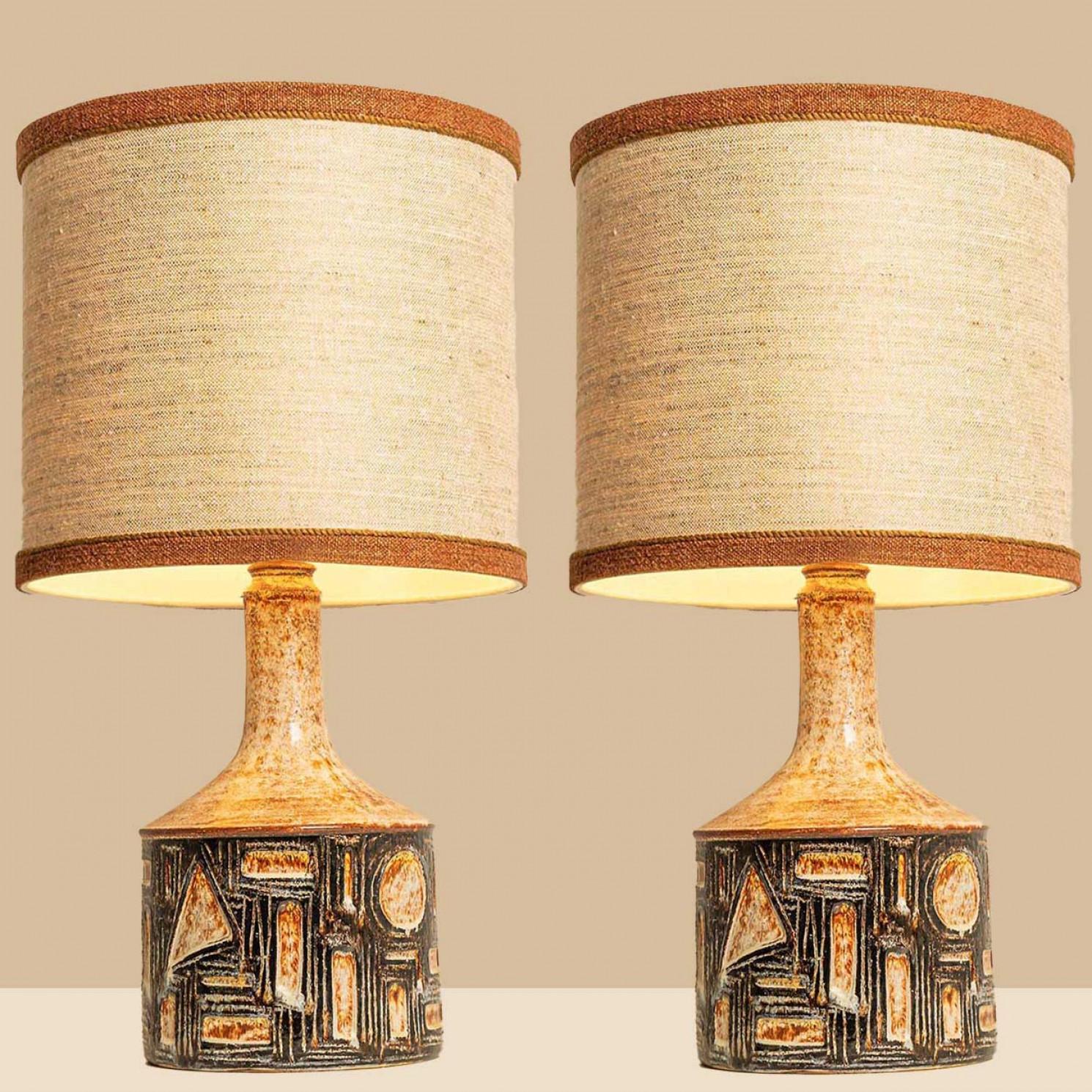 1 of the 2 rare large beige ceramic table lamp with geometric shapes. Sculptural piece, made of handmade ceramic in warm tones, with a new custom made matching beige silk lamp shade with beige silk inner-shade by René Houben.

The lamps are  in