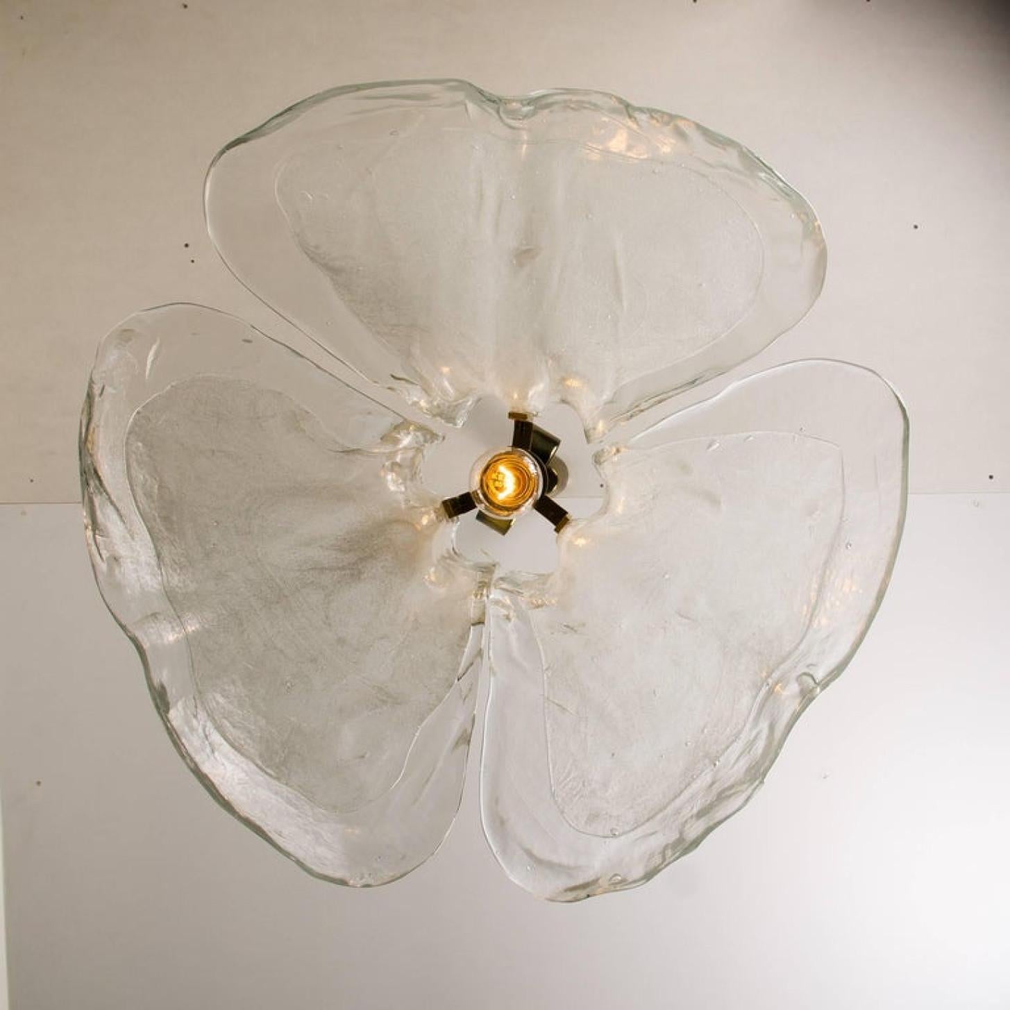 1 der 2 großen Blumenkronleuchter aus Melting-Glas mit vier Paneelen von Kalmar, Österreich (20. Jahrhundert) im Angebot