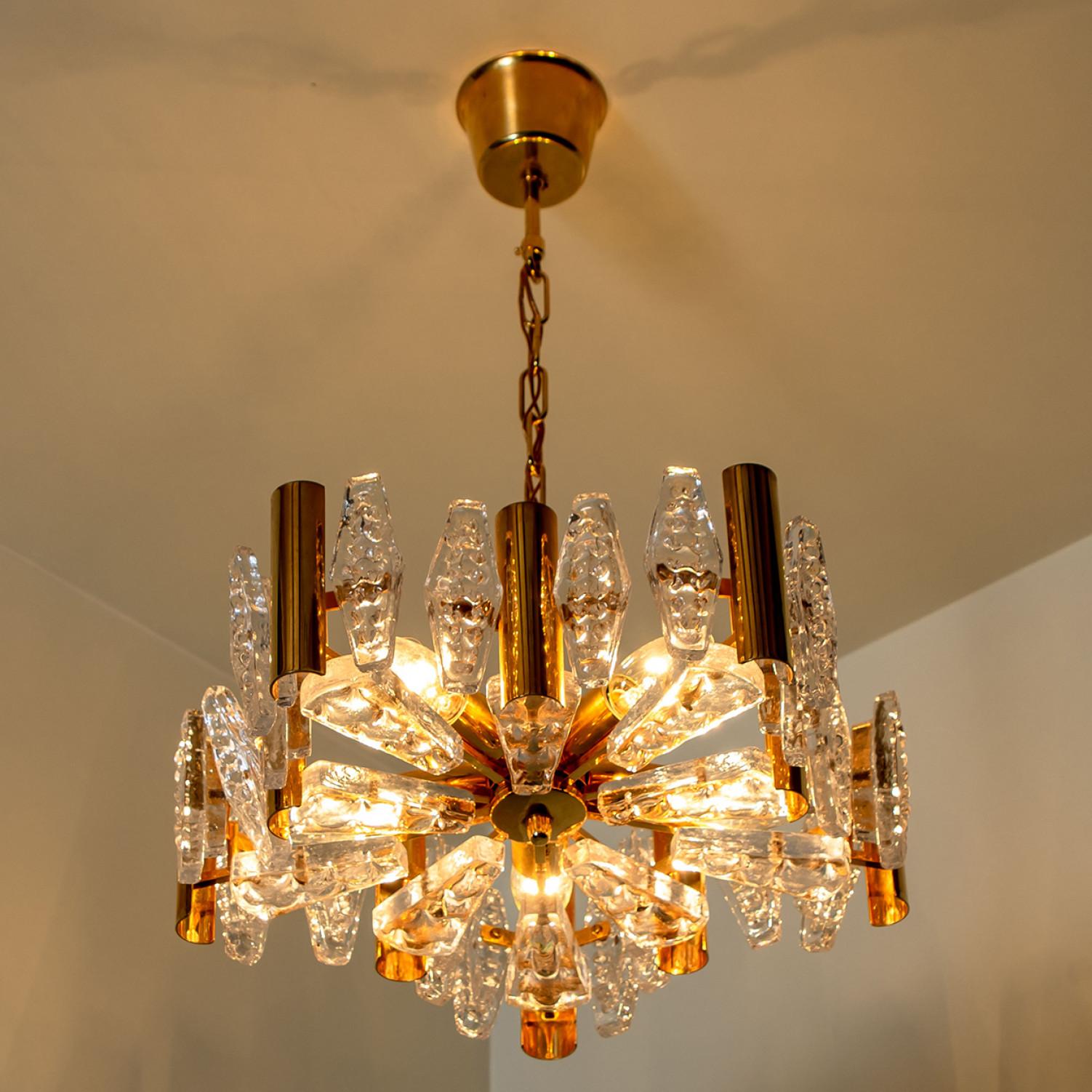 1 dei 2 Grandi lampadari in vetro e ottone di Orrefors, anni '60 in vendita 4