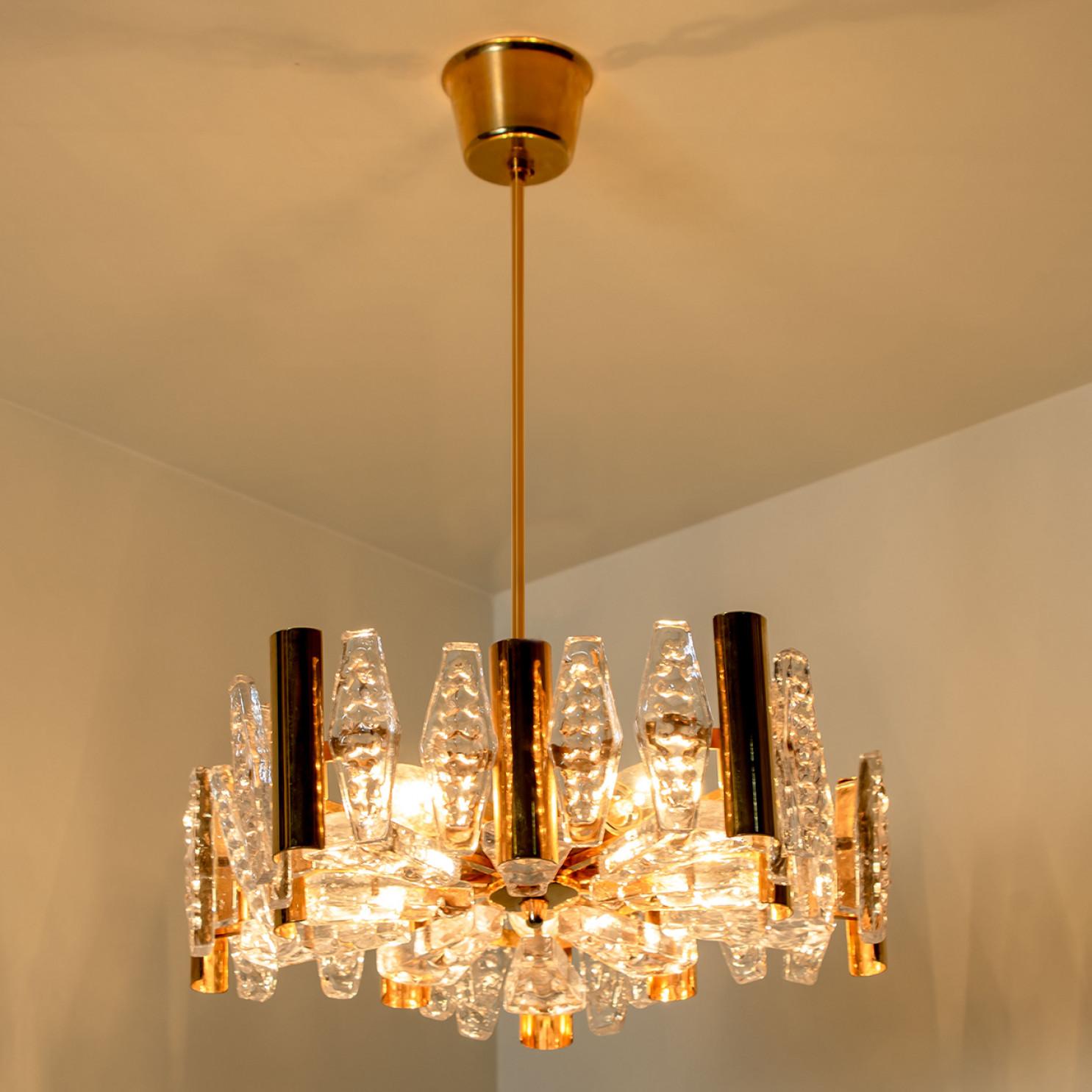 1 dei 2 Grandi lampadari in vetro e ottone di Orrefors, anni '60 in vendita 10