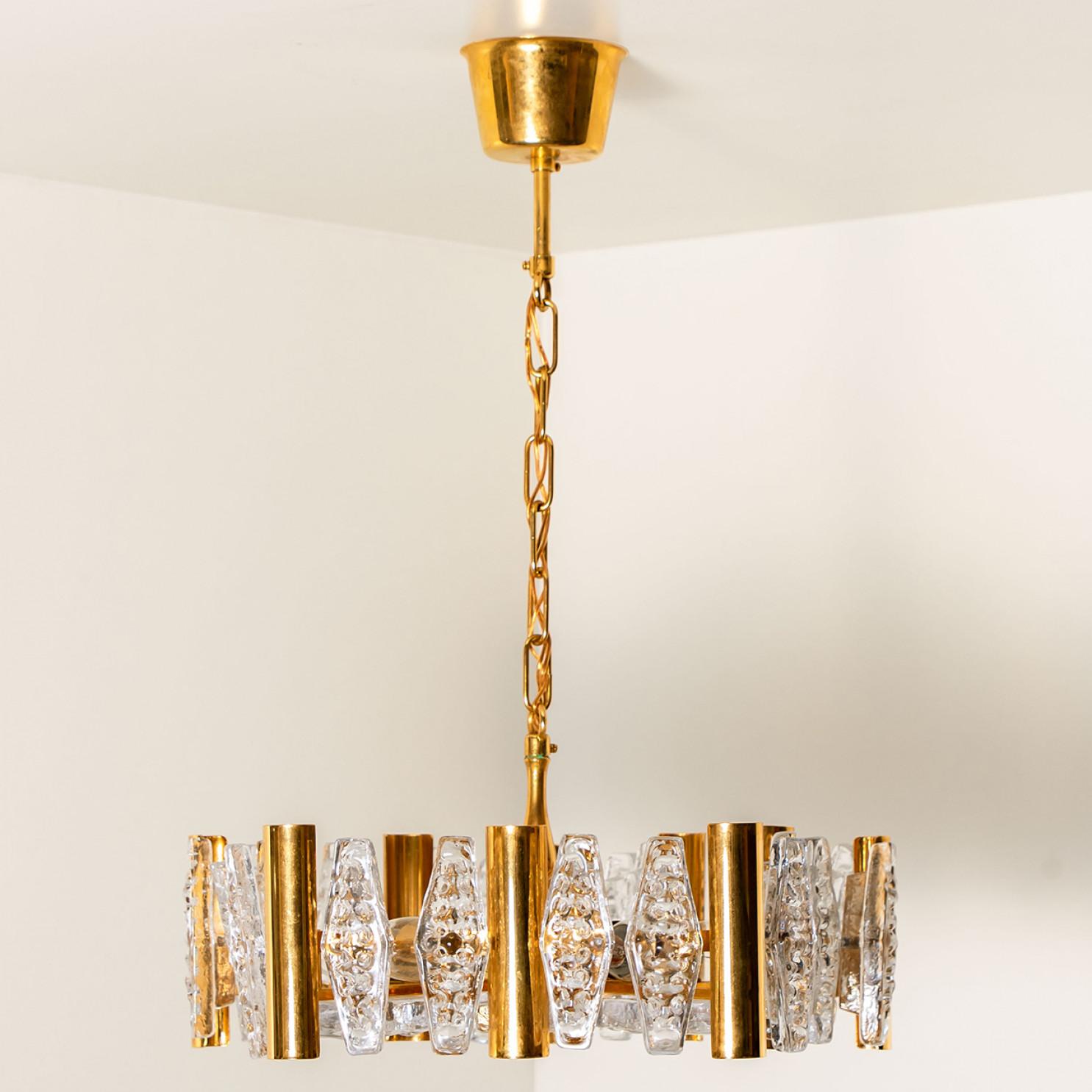 Mid-Century moderno 1 dei 2 Grandi lampadari in vetro e ottone di Orrefors, anni '60 in vendita