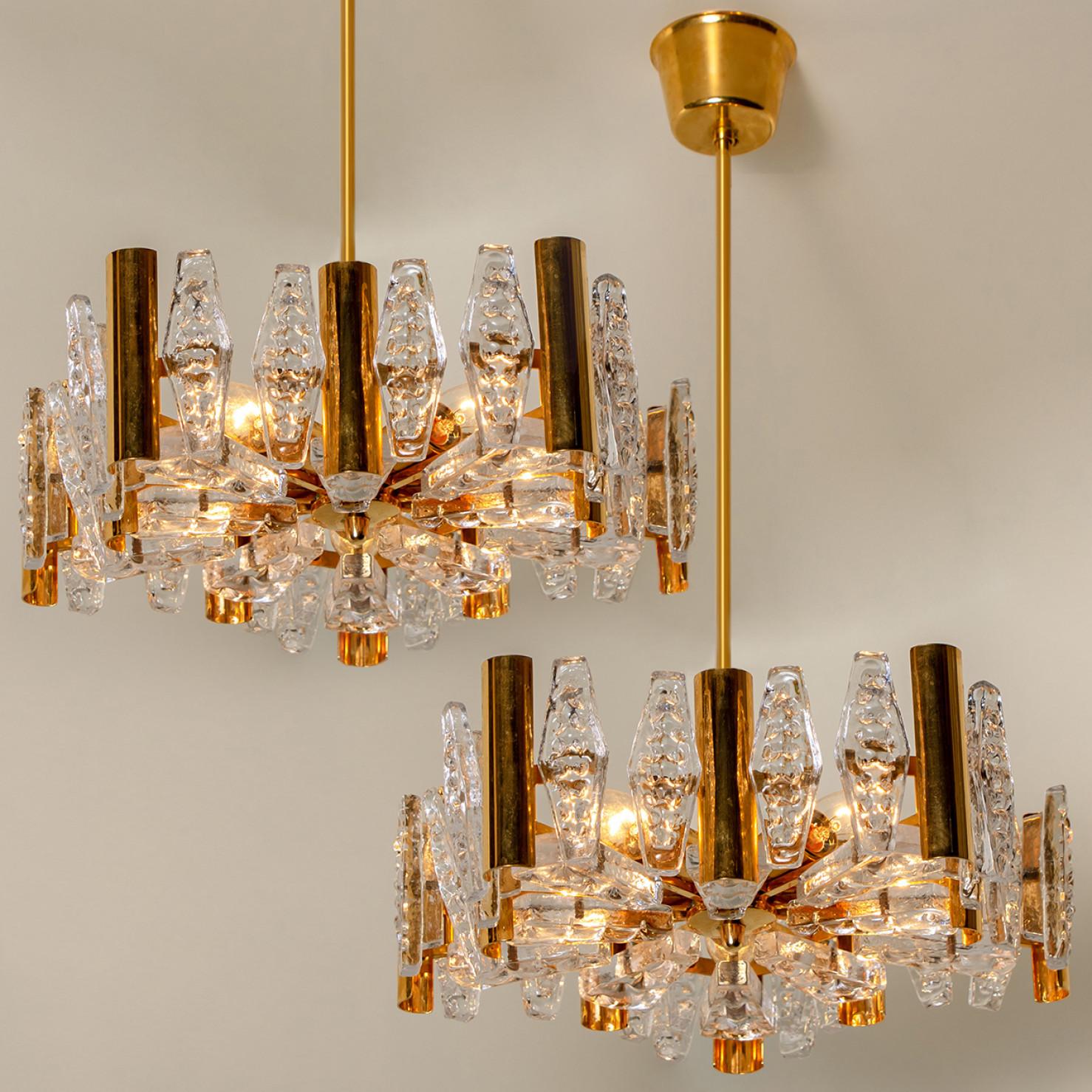 Metà XX secolo 1 dei 2 Grandi lampadari in vetro e ottone di Orrefors, anni '60 in vendita