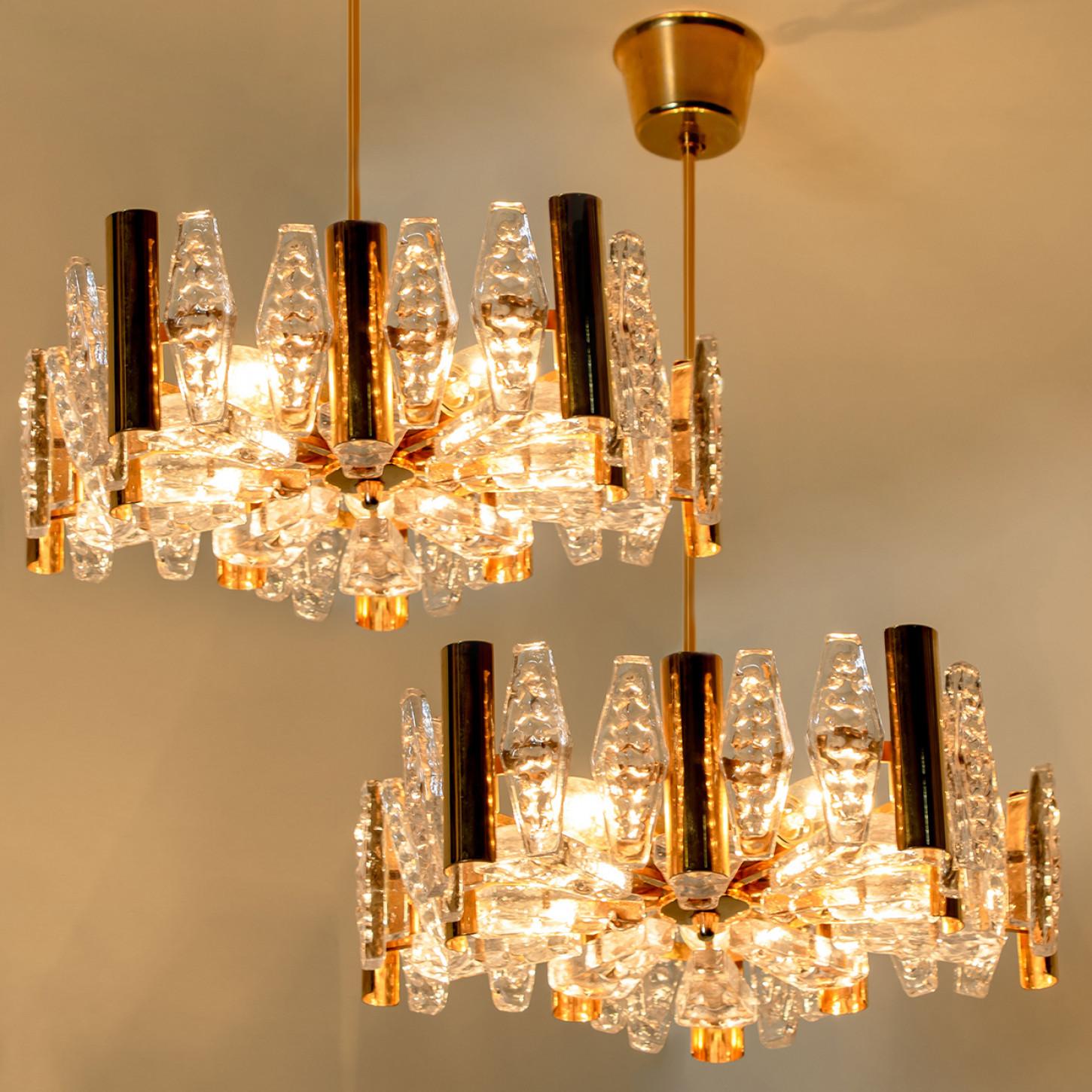 1 dei 2 Grandi lampadari in vetro e ottone di Orrefors, anni '60 in vendita 1