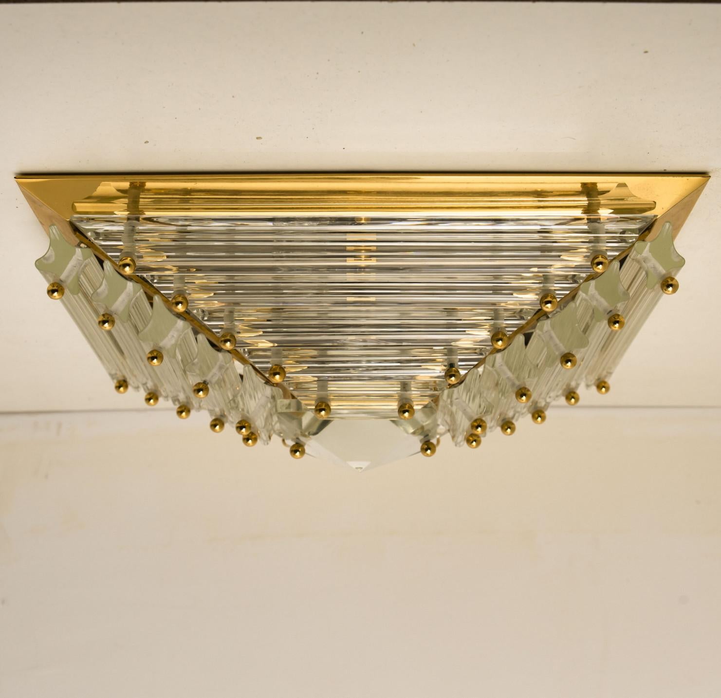1 of the 2 gold-plated Venini flush mounts with faceted clear crystal tubes of Murano glass. Modellated in the form of a pyramid. The flush mounts are designed and produced by Venini in Italy from the 1970s. The Murano tubes are suspended on a