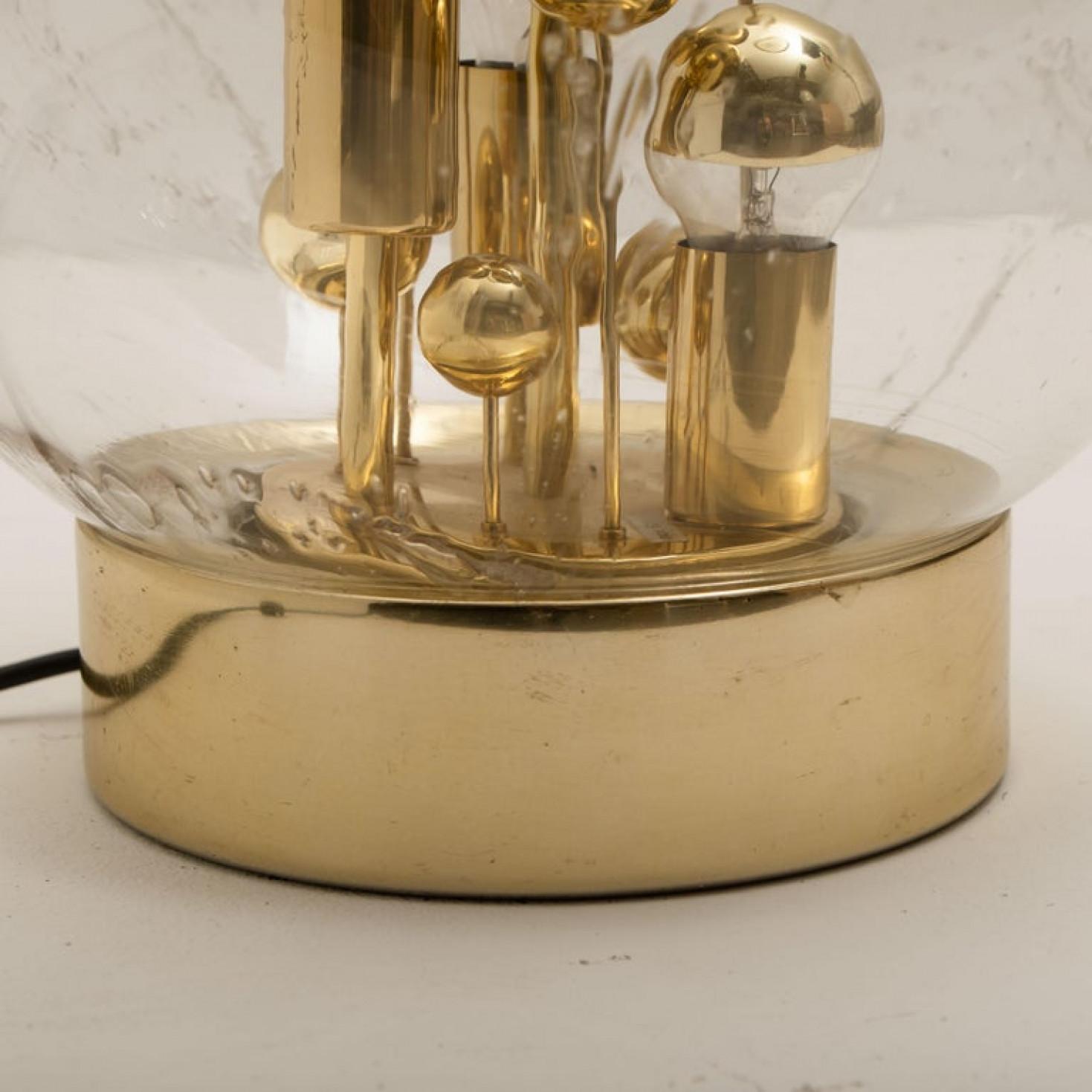 1 des 2 énormes lampes Doria en verre soufflé à la main sur base en laiton, Allemagne, circa 1970. Cet artefact exceptionnel de design moderne reflète l'intérêt extrême porté au modernisme dans toute l'Europe au cours de cette période. Cette lampe